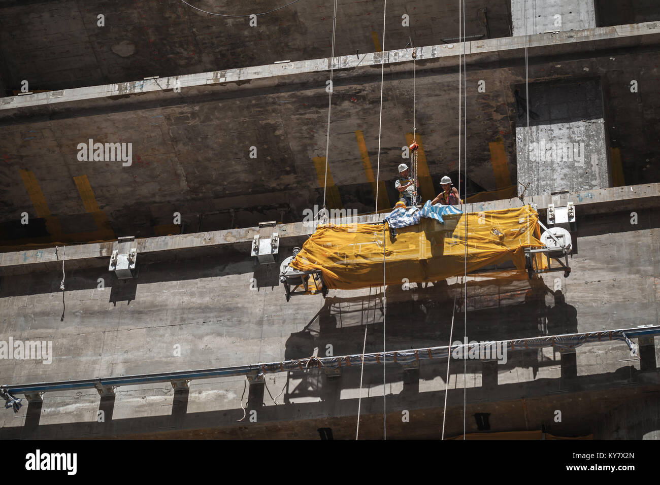 Hong Kong - Juillet 13, 2017 : bâtiment moderne est en cours de construction, des sols en béton. Les travailleurs chinois sur la station de travail Banque D'Images