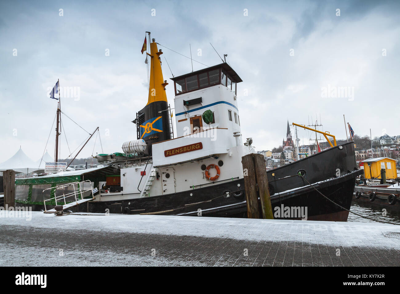 Flensburg, Allemagne - Février 8, 2017 : Vintage remorqueur Bateau amarré au port de Flensburg en saison d'hiver Banque D'Images