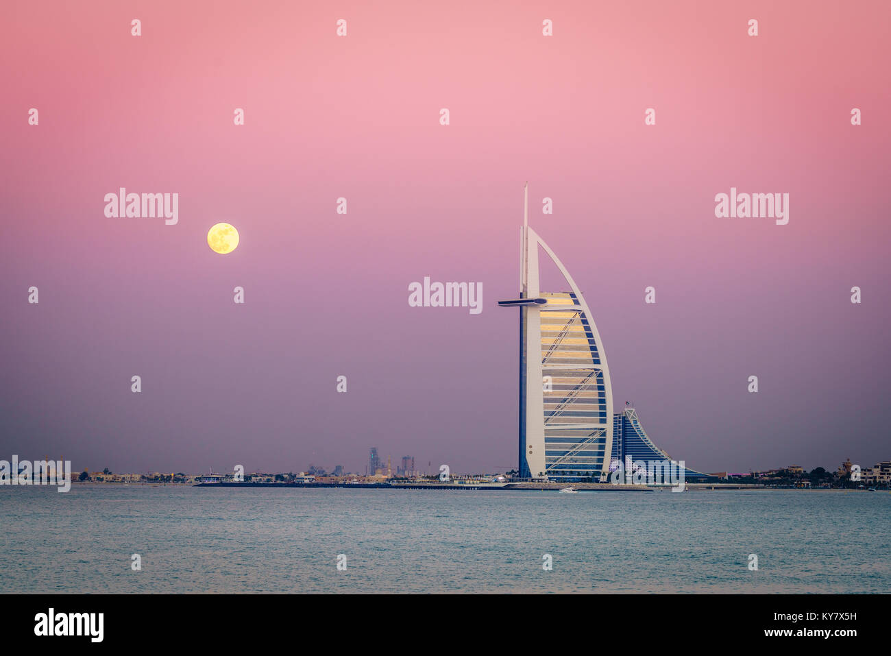 Dubaï, Émirats arabes unis, le 13 décembre 2016 : pleine lune augmente avec le Burj Al Arab - le seul hôtel de luxe 7 étoiles Banque D'Images