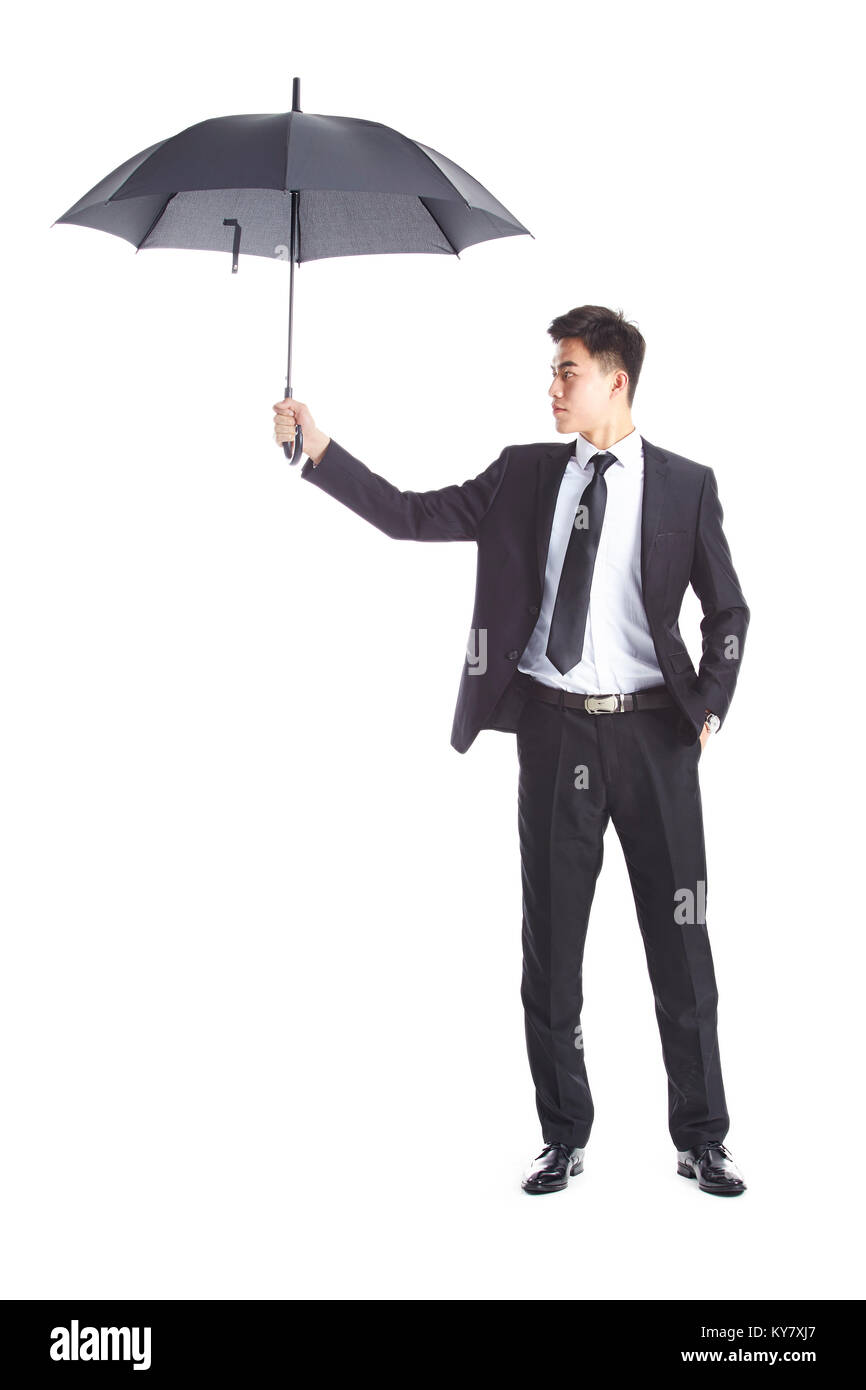 Studio shot of a young asian corporate executive tenant un parapluie noir, isolé sur fond blanc. Banque D'Images