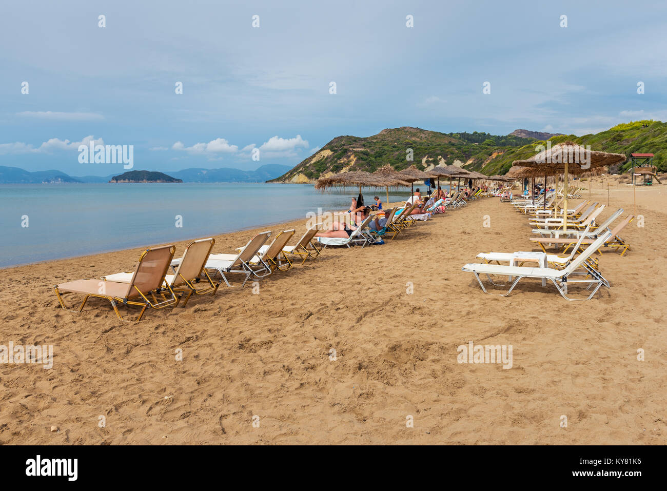 ZAKYNTHOS, GRÈCE - 28 septembre 2017 : transats et parasols sur la magnifique plage de Gerakas. L'île de Zakynthos. La Grèce. Banque D'Images