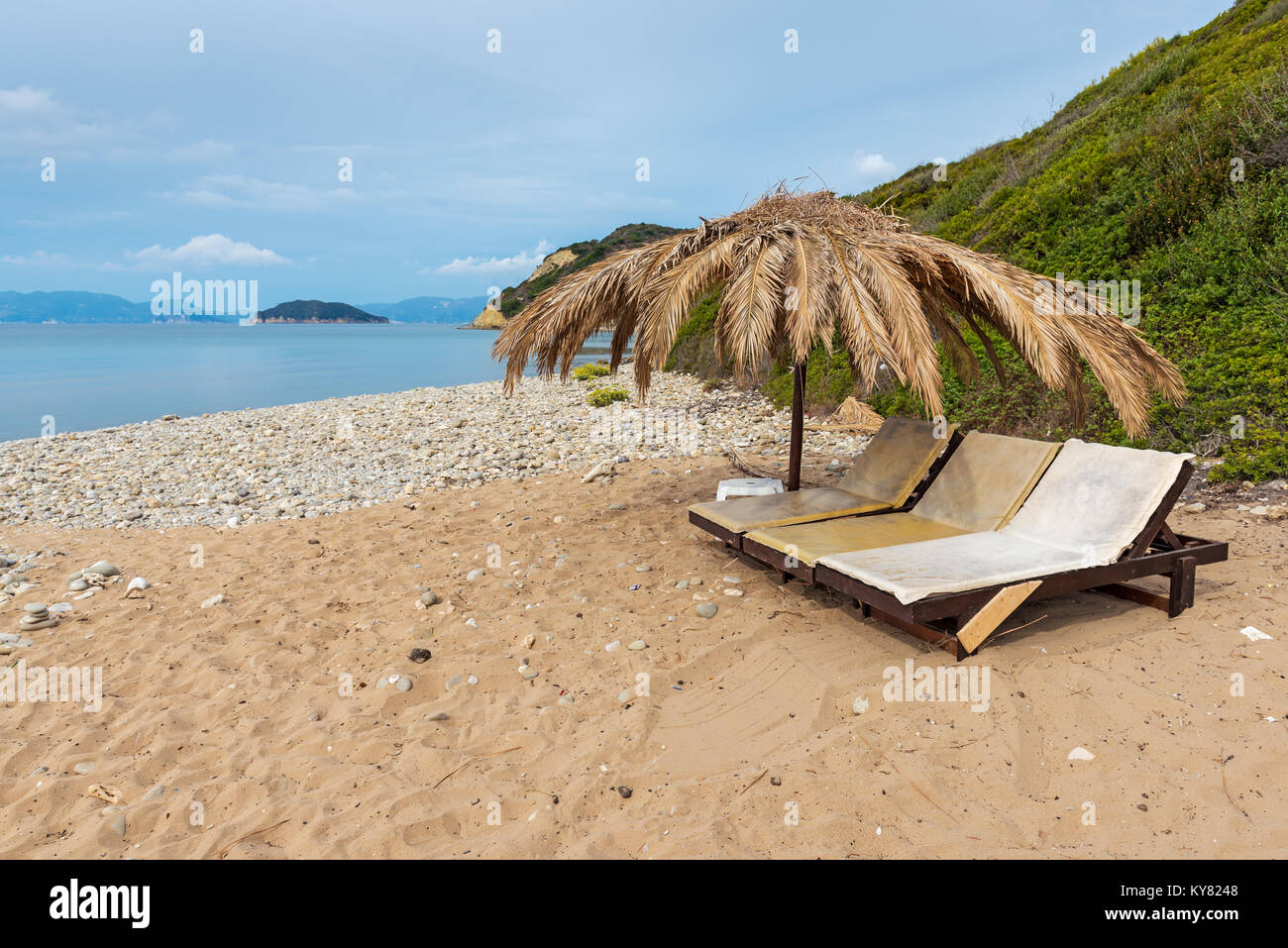 Chaises longues et parasol sur la magnifique plage de Gerakas. L'île de Zakynthos. La Grèce. Banque D'Images