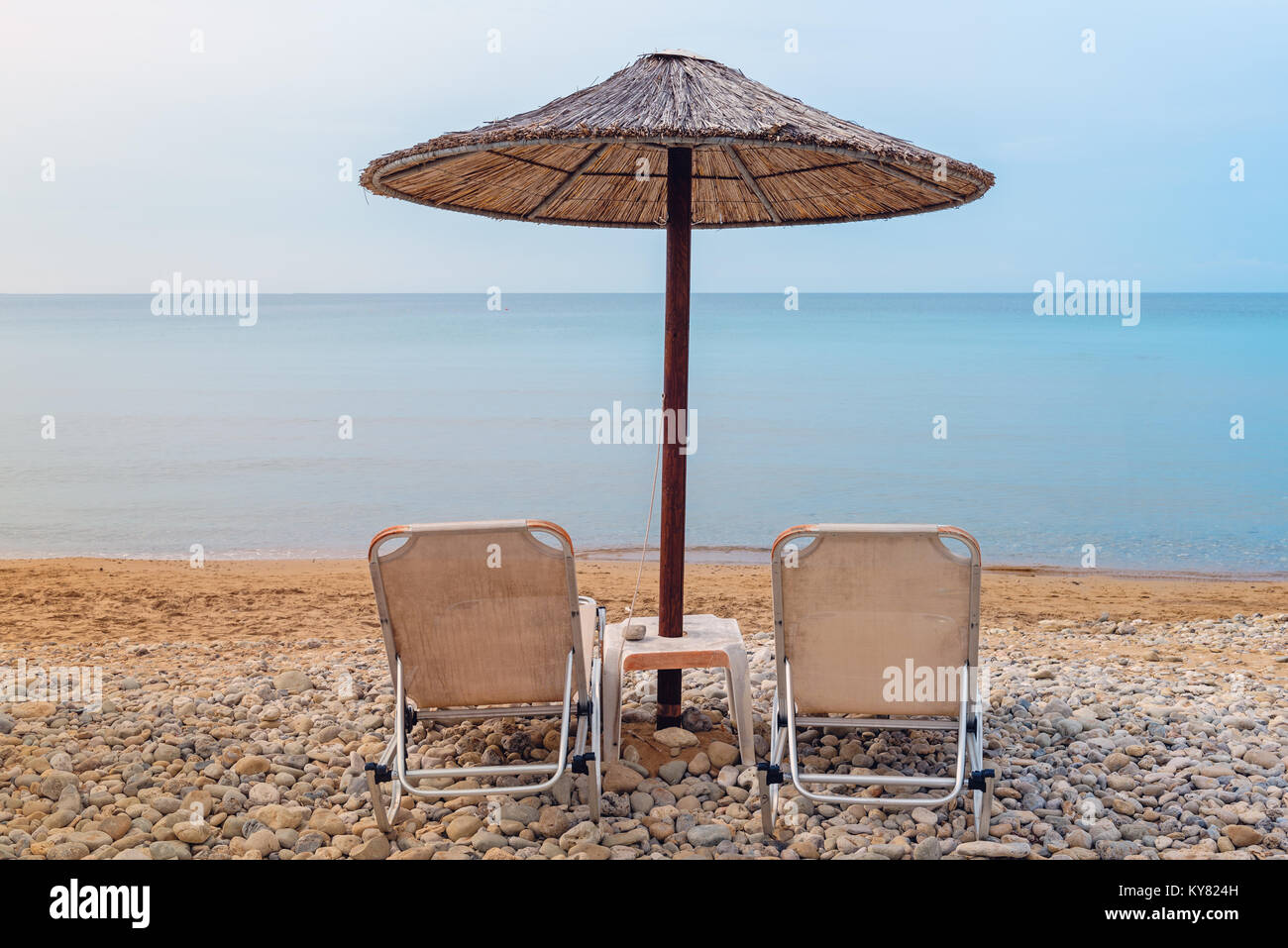 Chaises longues et parasol sur la magnifique plage de Gerakas. L'île de Zakynthos. La Grèce. Banque D'Images