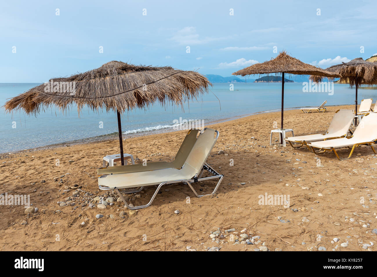 Transats et parasols sur la magnifique plage de Gerakas. L'île de Zakynthos. La Grèce. Banque D'Images
