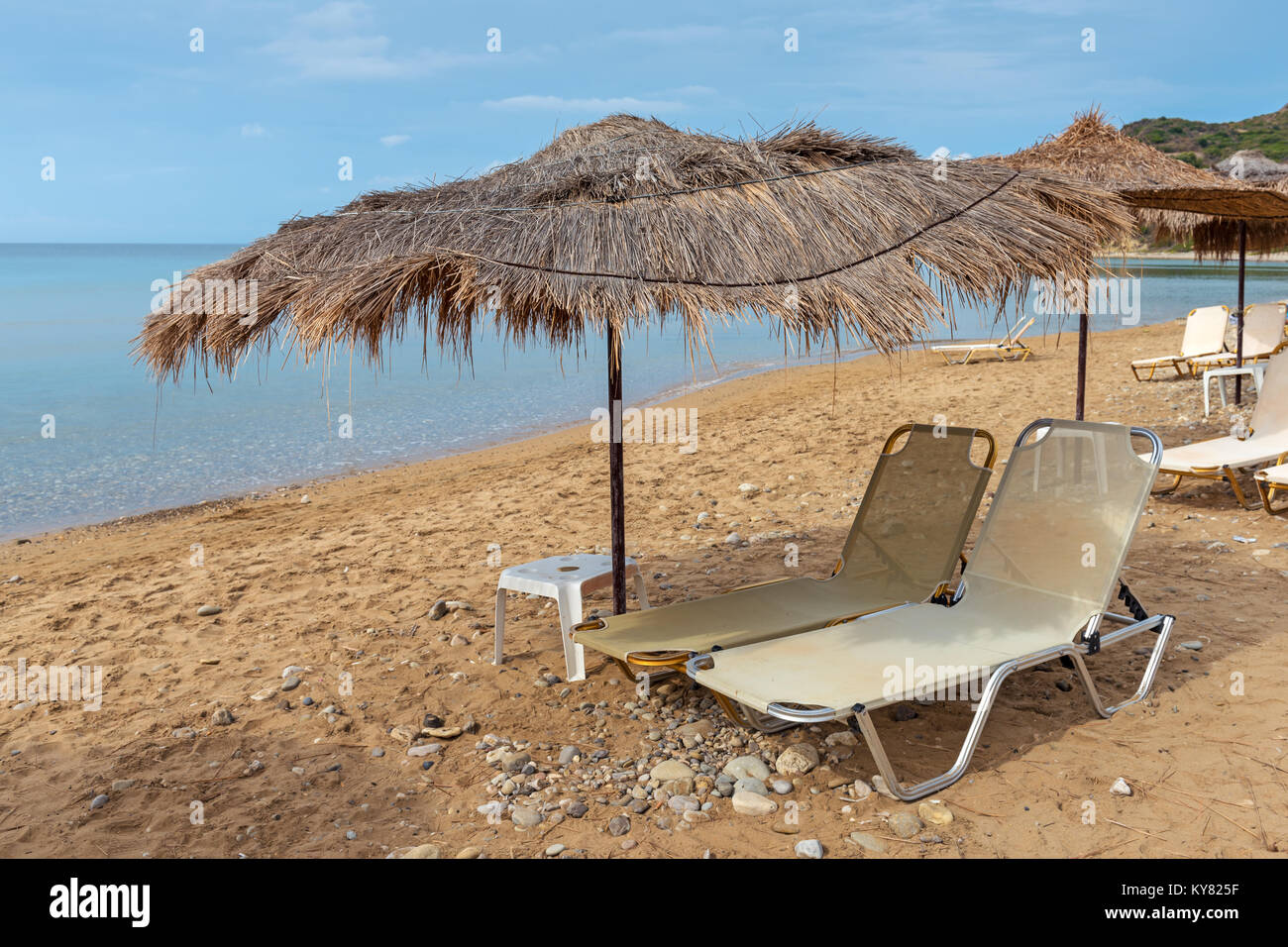 Transats et parasols sur la magnifique plage de Gerakas. L'île de Zakynthos. La Grèce. Banque D'Images