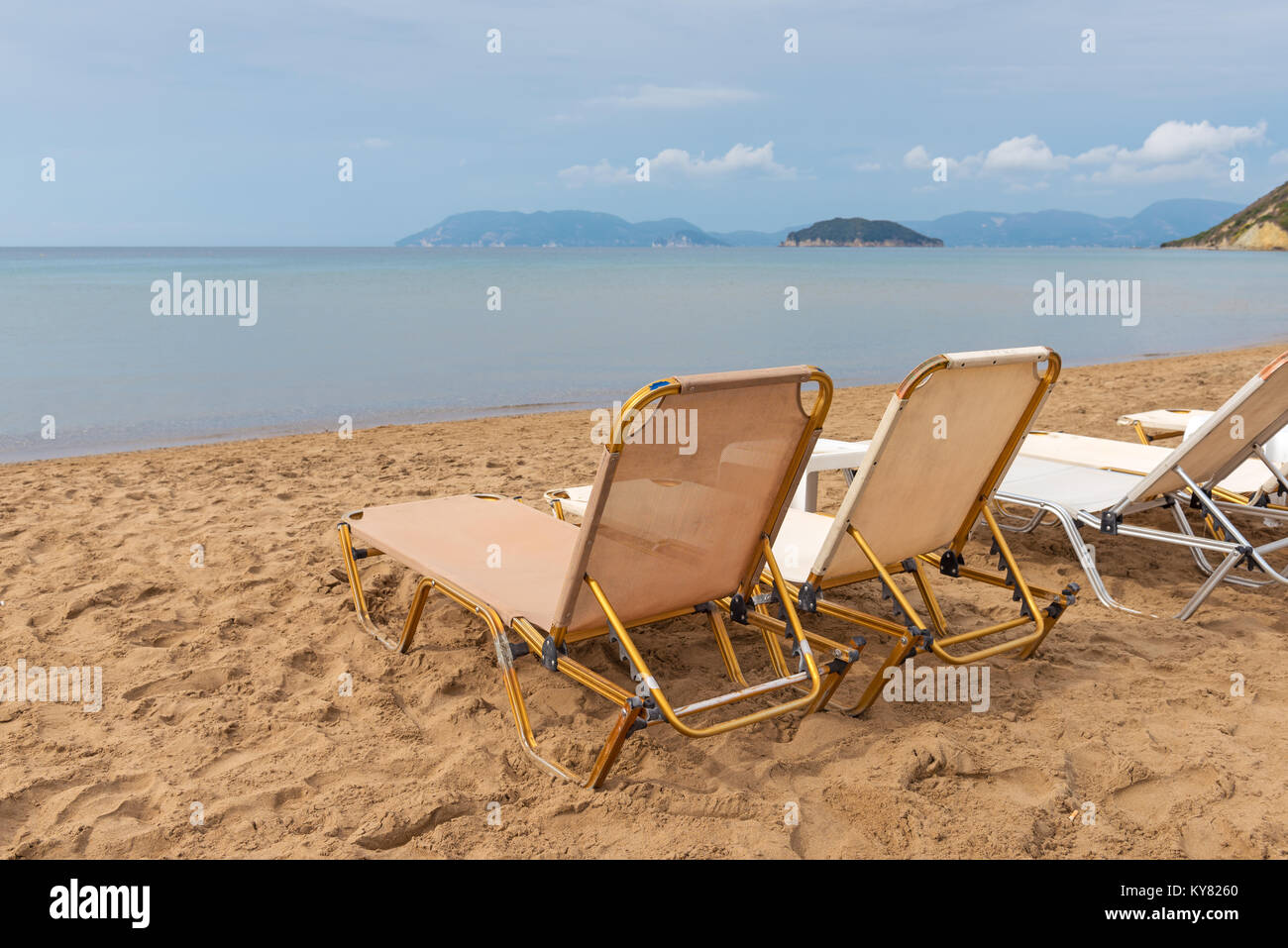 Transats et parasols sur la magnifique plage de Gerakas. L'île de Zakynthos. La Grèce. Banque D'Images