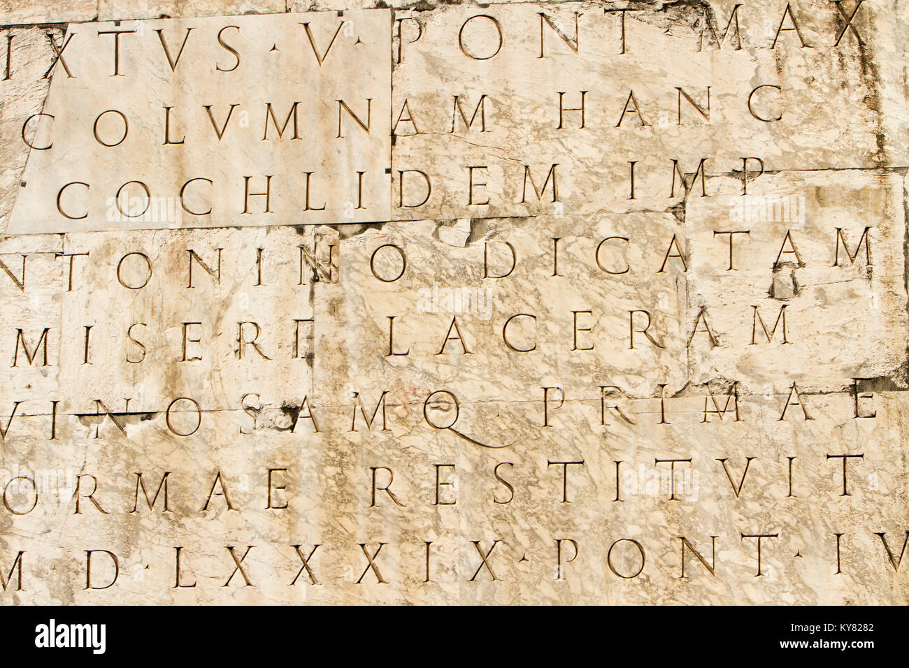Ancient roman script sur colonne de Marc-aurèle à Rome, Italie Banque D'Images