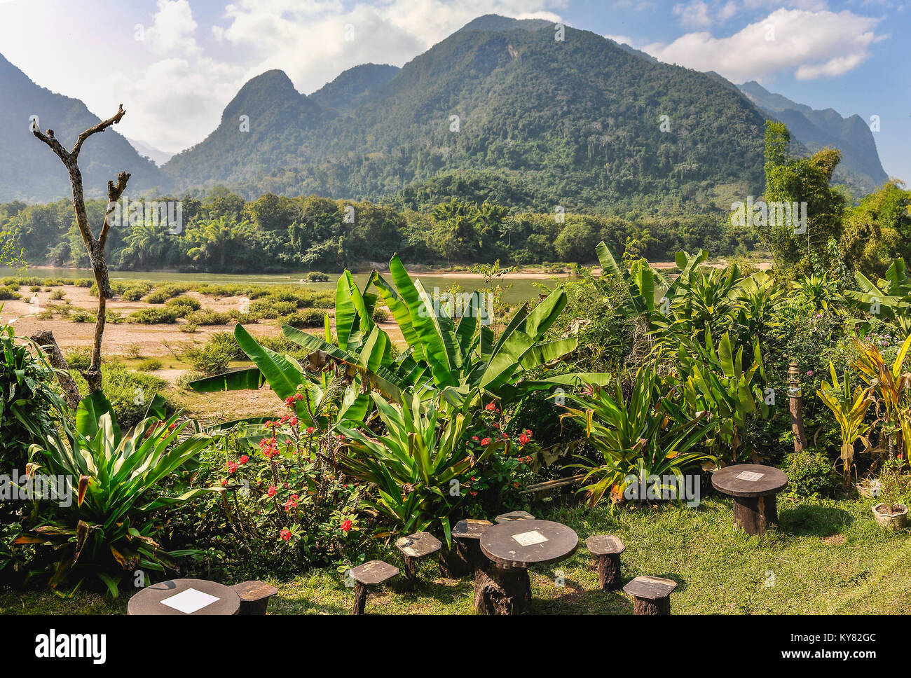Jardin dans le village de Muang Ngoi dans le Nord du Laos Banque D'Images