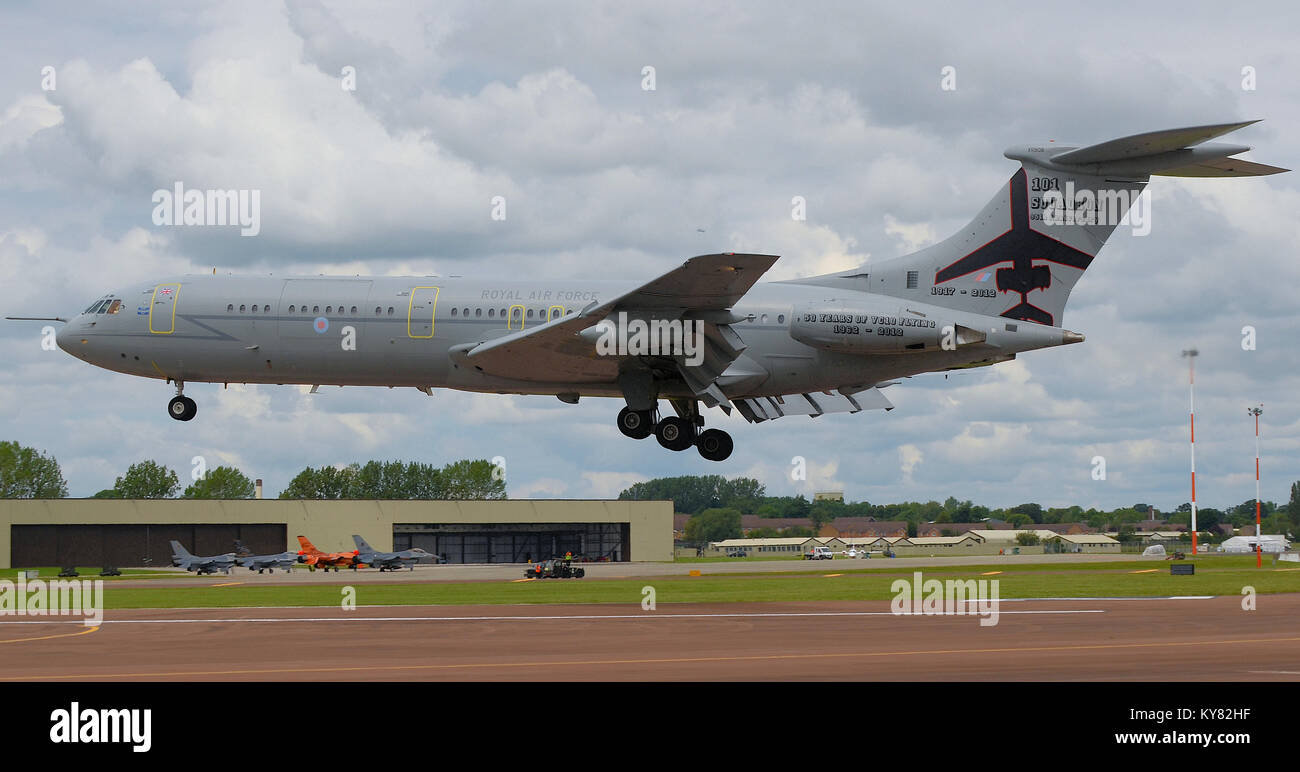 Royal Air Force Vickers VC-10 tanker à l'atterrissage à RAF Fairford avec queue spécial peinture pour cinquante ans de VC10 et 95ème anniversaire du vol 101 Banque D'Images