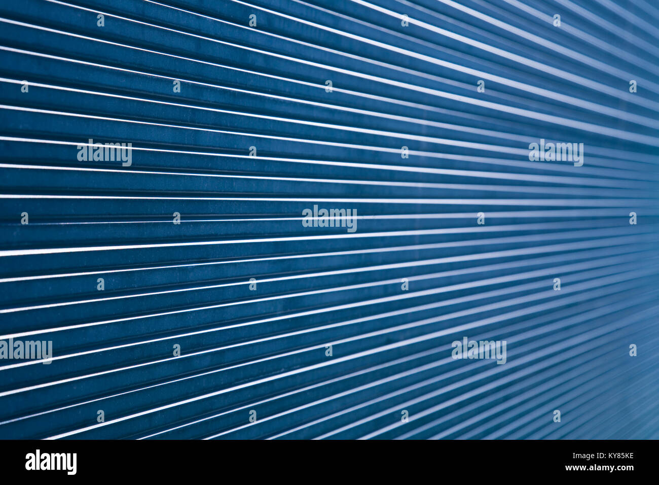 Composition abstraite montrant parallèle, lignes convergentes faites à partir d'une pile d'épaisseur des panneaux de verre. Banque D'Images