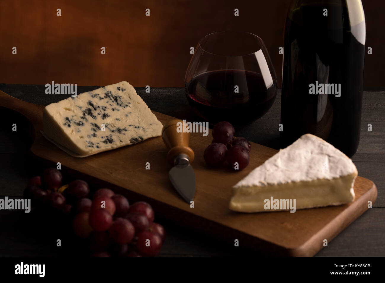 Verres Vin Rouge en verre avec bouteille de vin de raisin rouge et fromage Banque D'Images