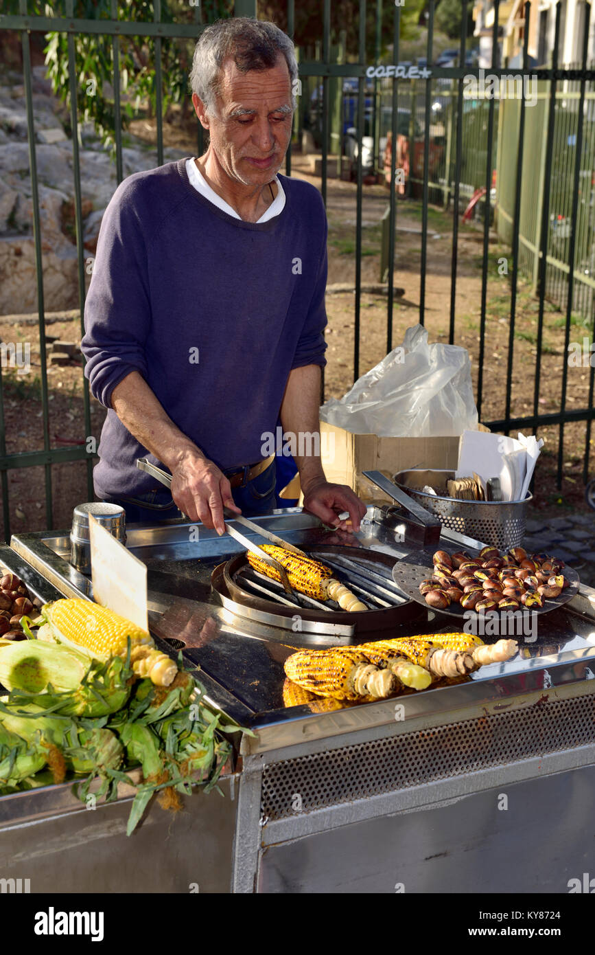 Vendeur de rue, la cuisson et la vente de maïs grillé en épi et châtaignes), conkers (rue piétonne Apostolou Pavlou, Athènes, Banque D'Images