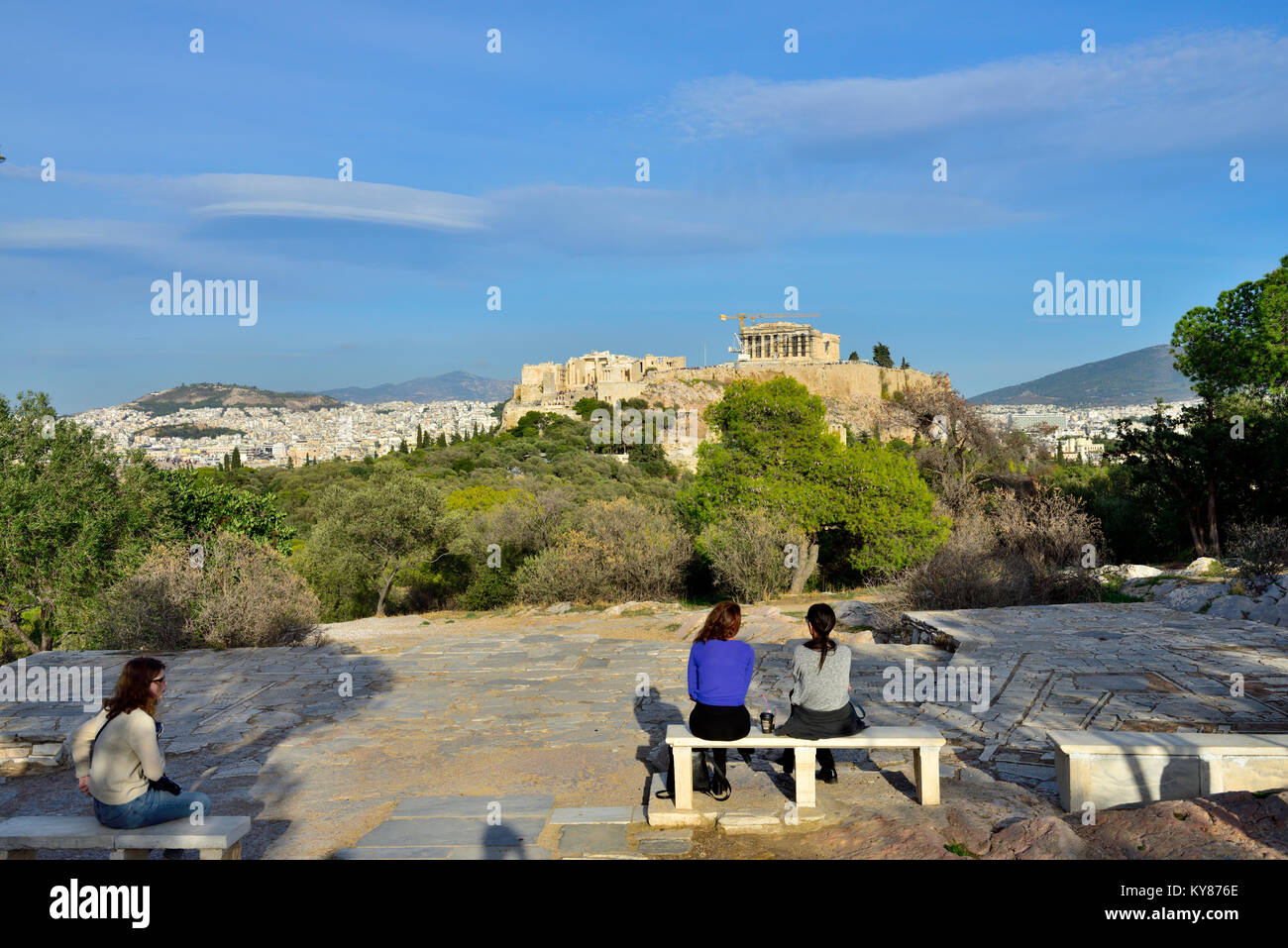 Les femmes sur en banc avec vue sur l'Acropole et la ville d'Athènes, la colline des Muses (Colline Filopappou), Grèce Banque D'Images