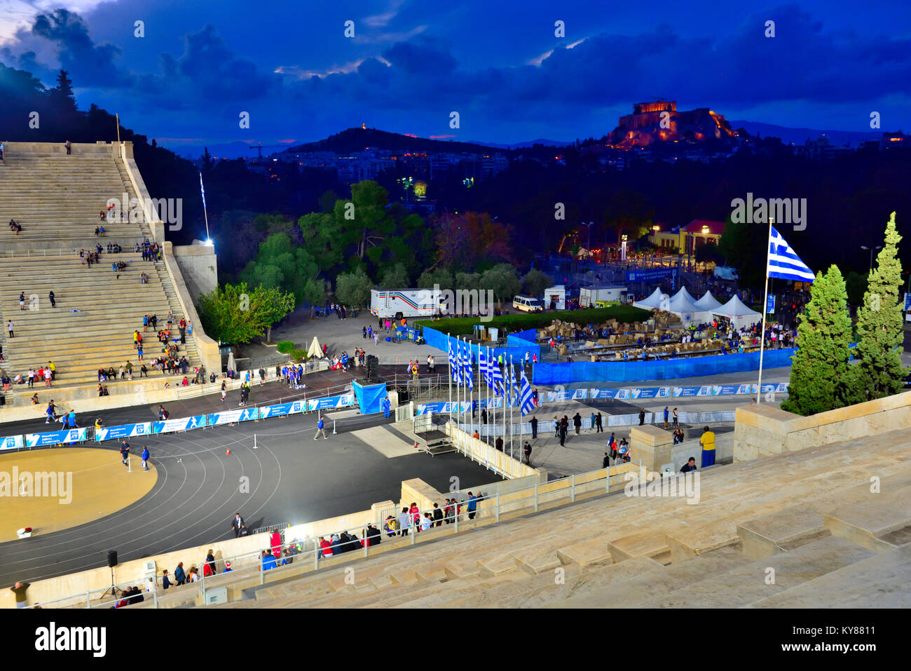 Nuit à l'intérieur du stade Panathénaïque en fin d'événement sportif avec vue sur le Parthénon et sur les toits de la ville Banque D'Images