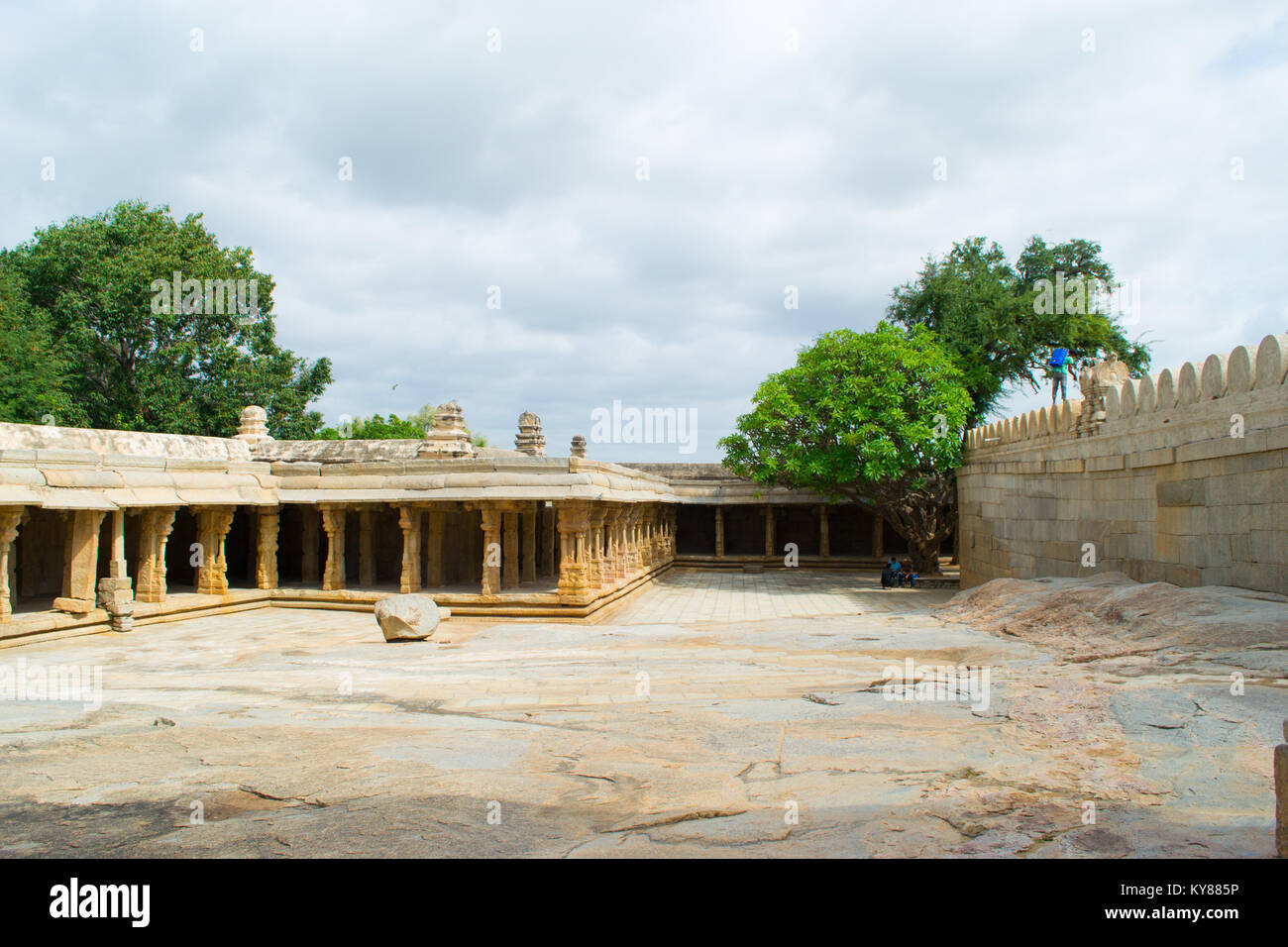 À l'intérieur de temple Lepakshi lors d'un matin calme. Temple a été construit pendant l'époque de la dynastie Vijayanagara Banque D'Images