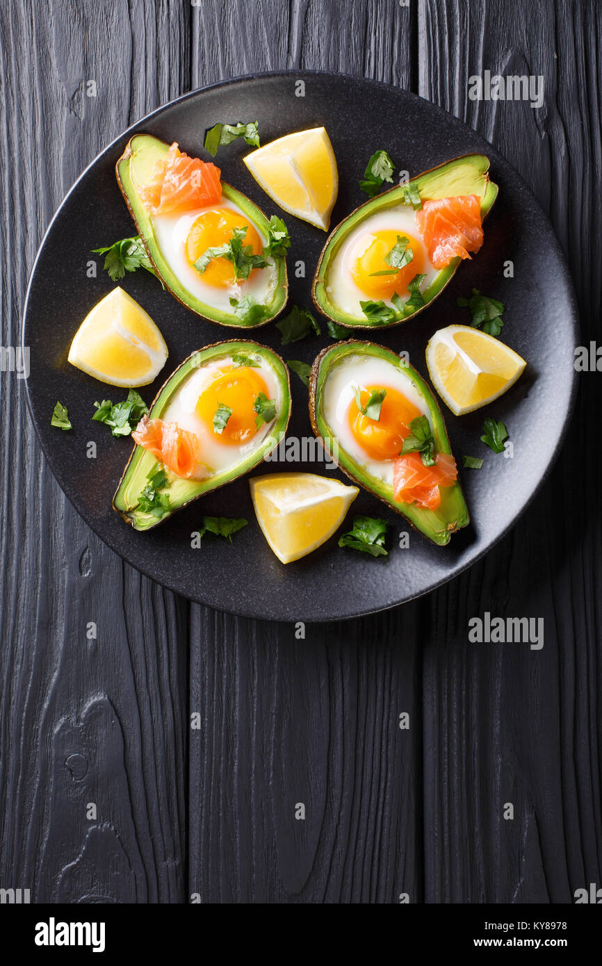 Avocat au four avec des œufs, du saumon fumé et des verts close-up sur une  plaque sur une table. Haut Vertical Vue de dessus background Photo Stock -  Alamy