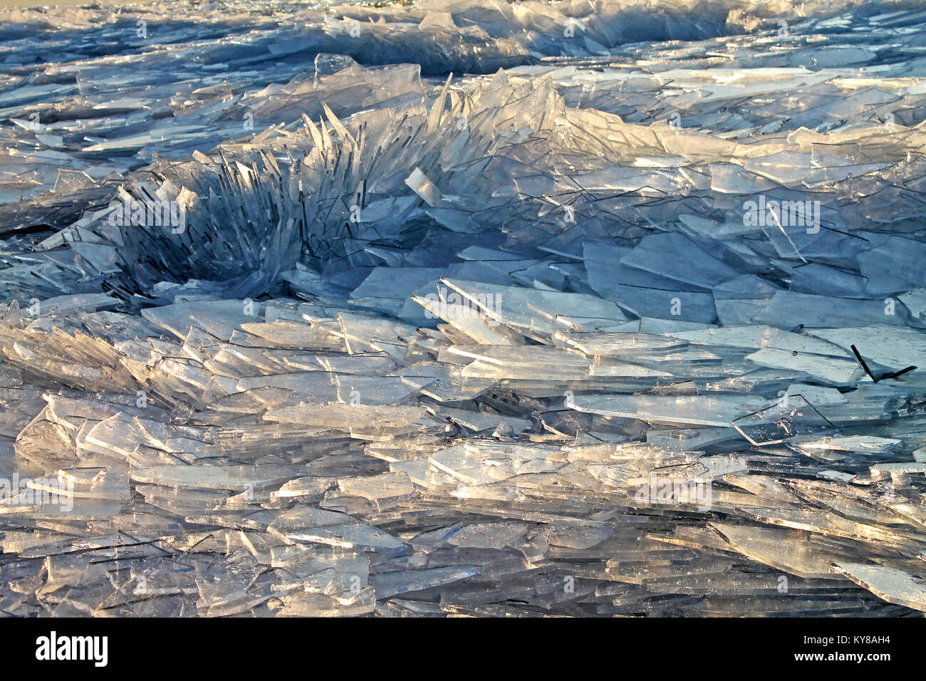 Arrière-plan de glace. Abstract texture ice. Fond d'hiver. La Hongrie, le lac Balaton. Banque D'Images