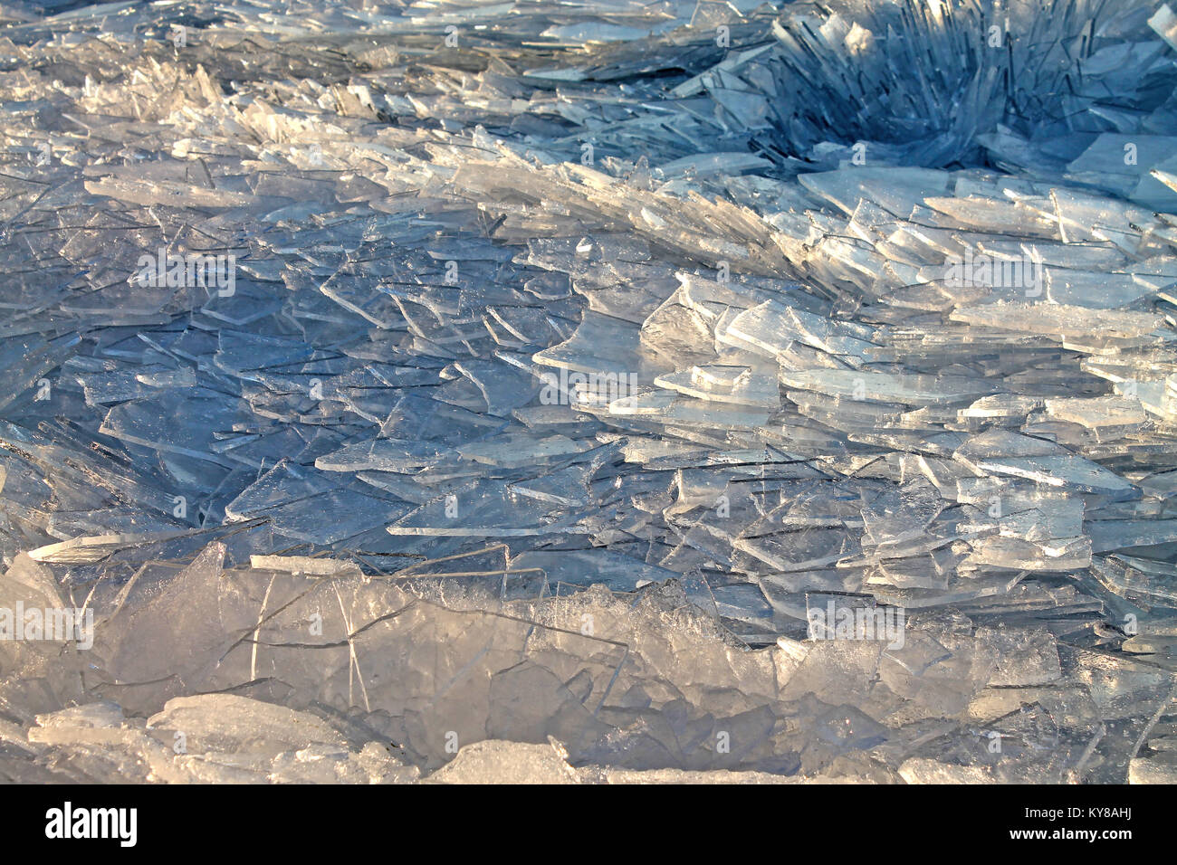 Arrière-plan de glace. Abstract texture ice. Fond d'hiver. La Hongrie, le lac Balaton. Banque D'Images
