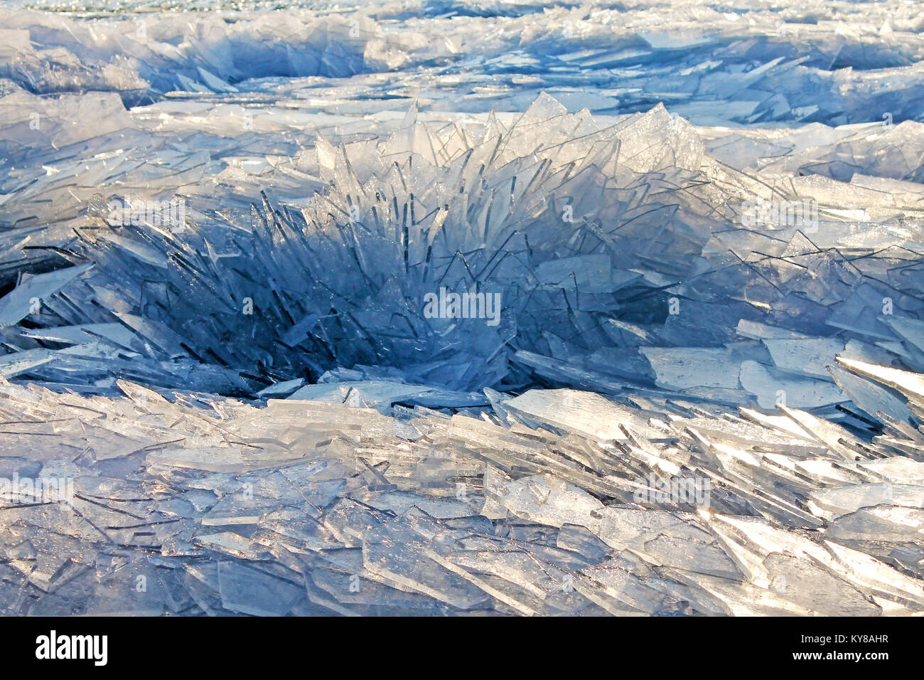 Arrière-plan de glace. Abstract texture ice. Fond d'hiver. La Hongrie, le lac Balaton. Banque D'Images