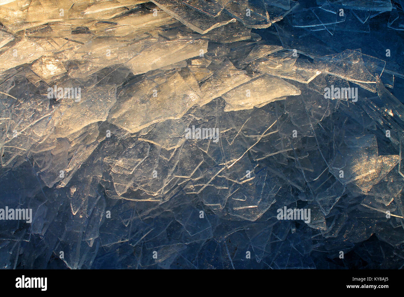 Arrière-plan de glace. Abstract texture ice. Fond d'hiver. La Hongrie, le lac Balaton. Banque D'Images