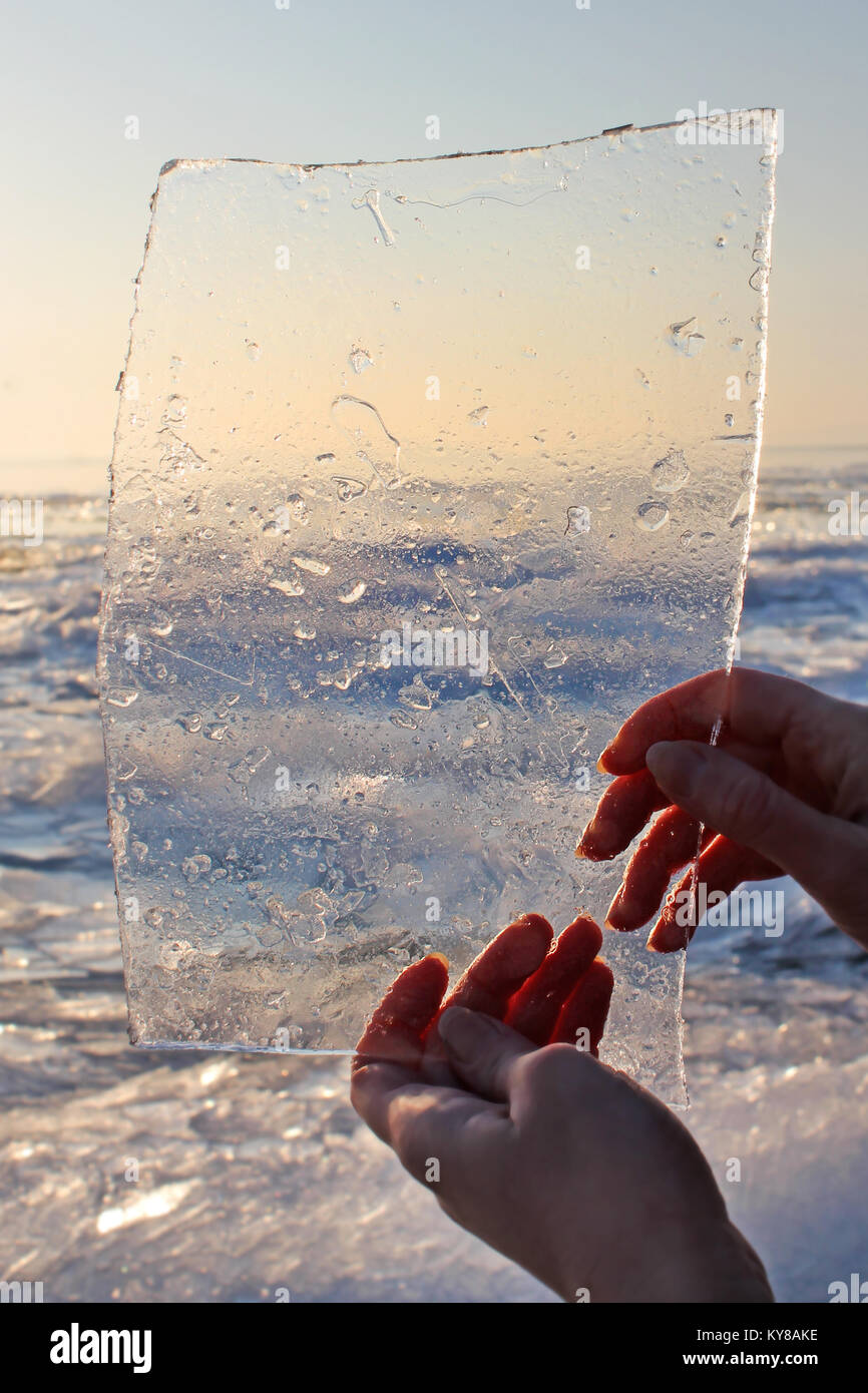 Arrière-plan de glace. Femme mains tenant la glace . Lac Balaton en hiver, la Hongrie. Banque D'Images