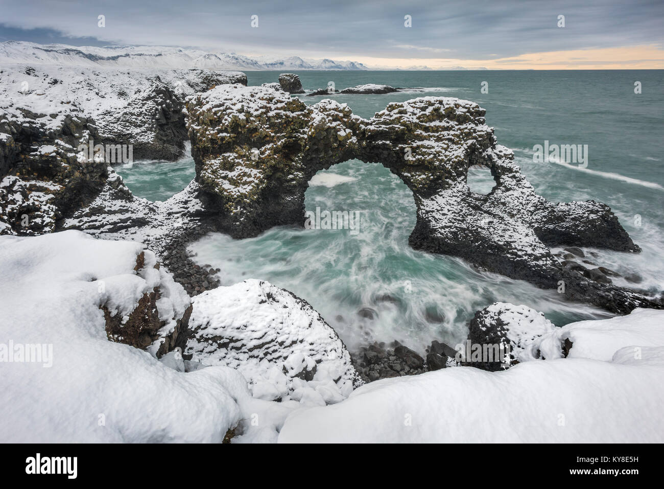 Affleurements volcaniques. Breidavik Bay. L'Islande. Mi-novembre, par Dominique Braud/Dembinsky Assoc Photo Banque D'Images