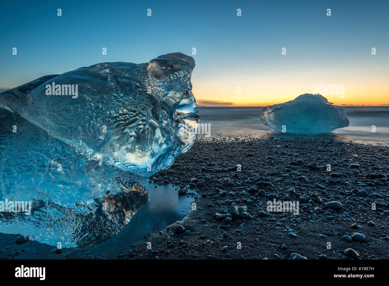 Lever du soleil, de la plage. Jokulsarlon Glacial Lagoon. L'Islande. Mi-novembre, par Dominique Braud/Dembinsky Assoc Photo Banque D'Images