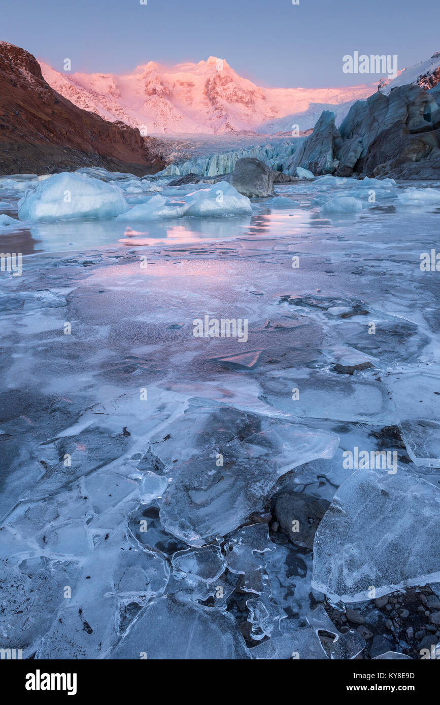 Glacier au coucher du soleil, le parc national de Skaftafell. L'Islande. Mi-novembre, par Dominique Braud/Dembinsky Assoc Photo Banque D'Images