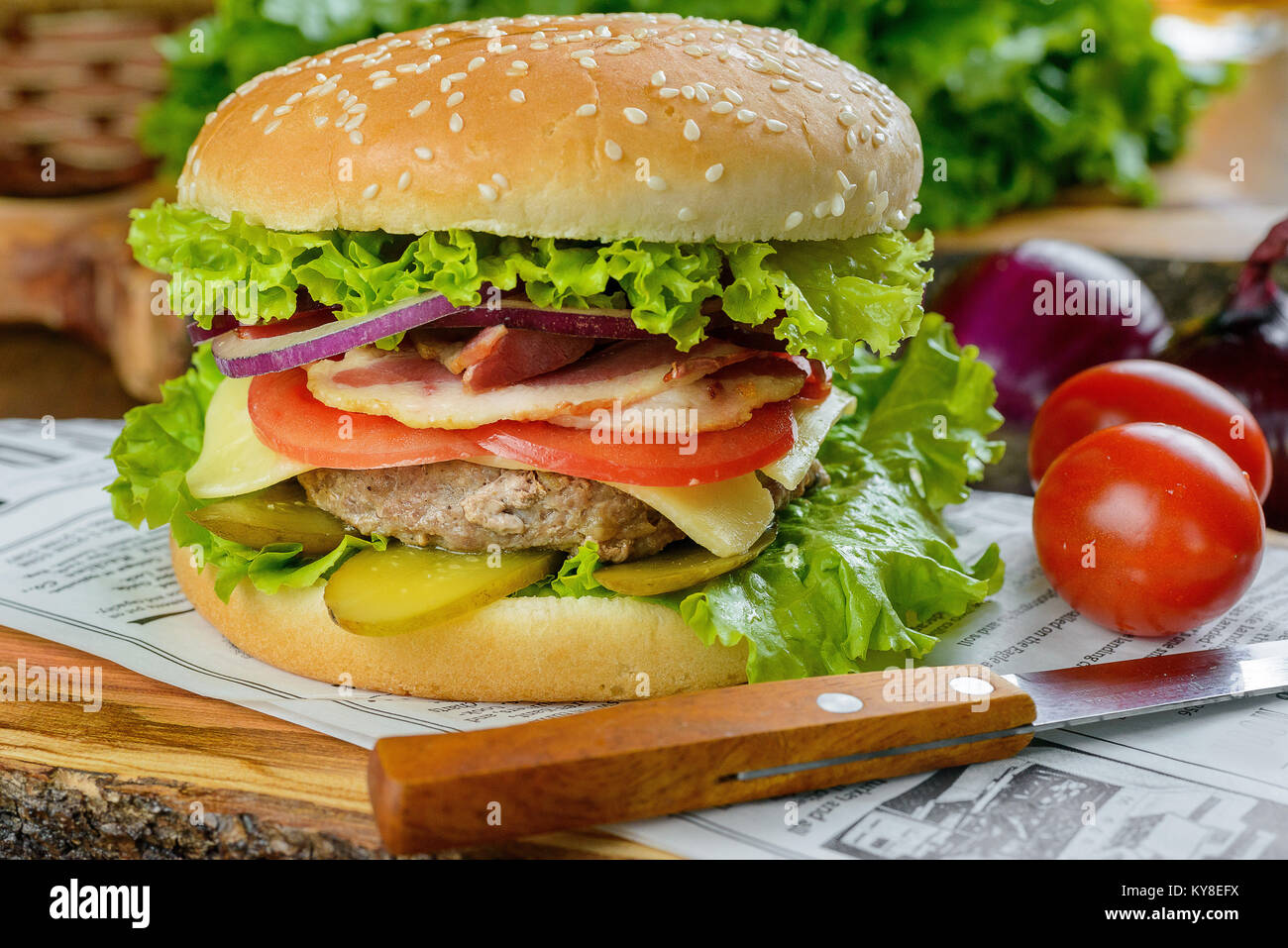 Grand journal sur Burger Banque D'Images