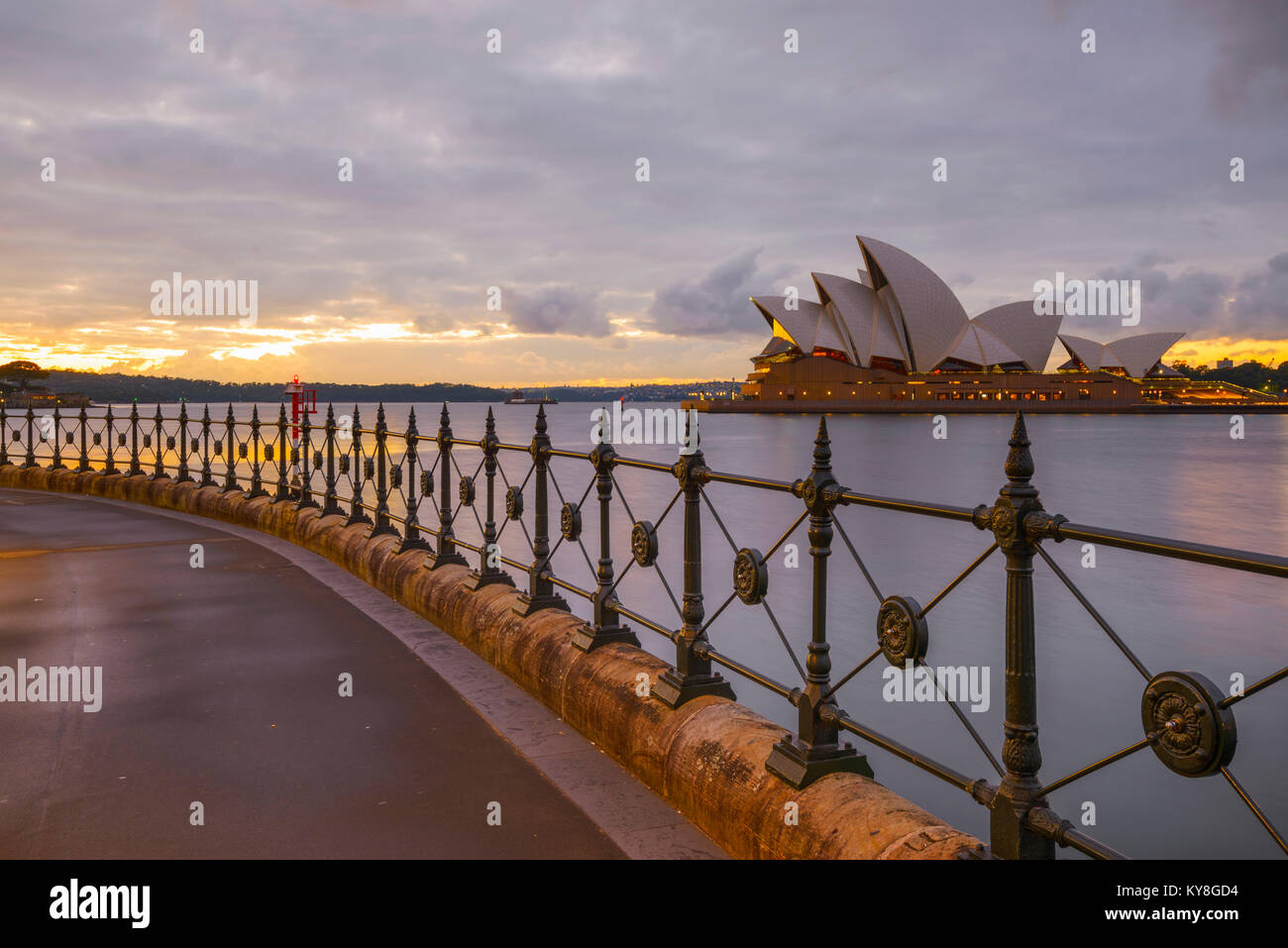 Image de l'Opéra de Sydney à Sydney, NSW, Australie à partir de la promenade en face de l'hôtel Park Hyatt Sydney près de Campbell's Cove Jetty au lever du soleil. Banque D'Images