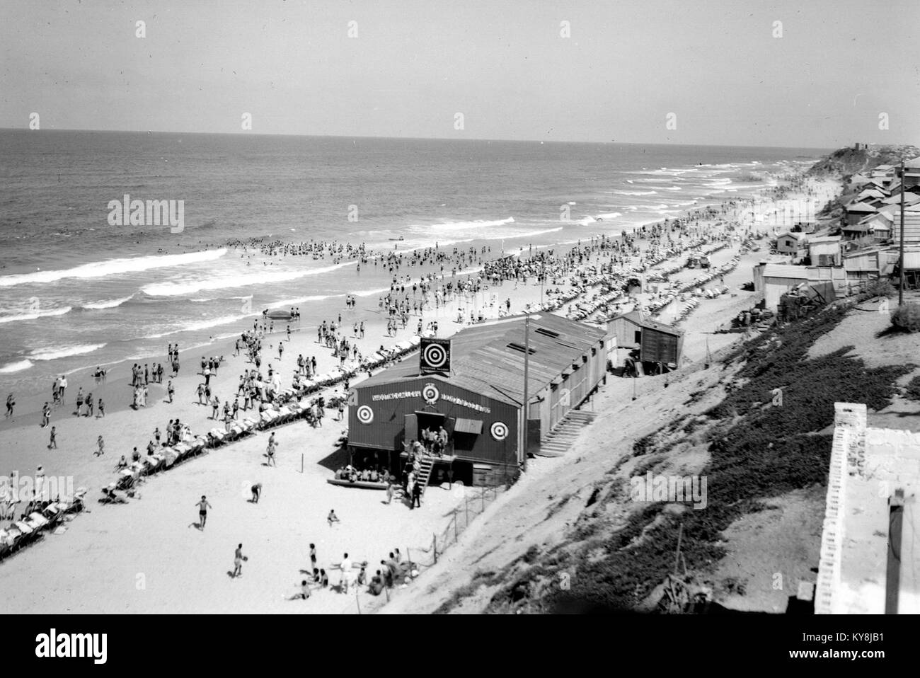 La plage de tel Aviv est une zone côtière en Israël, avec des rives sablonneuses, des espaces de loisirs et des vues sur la mer Méditerranée. Banque D'Images