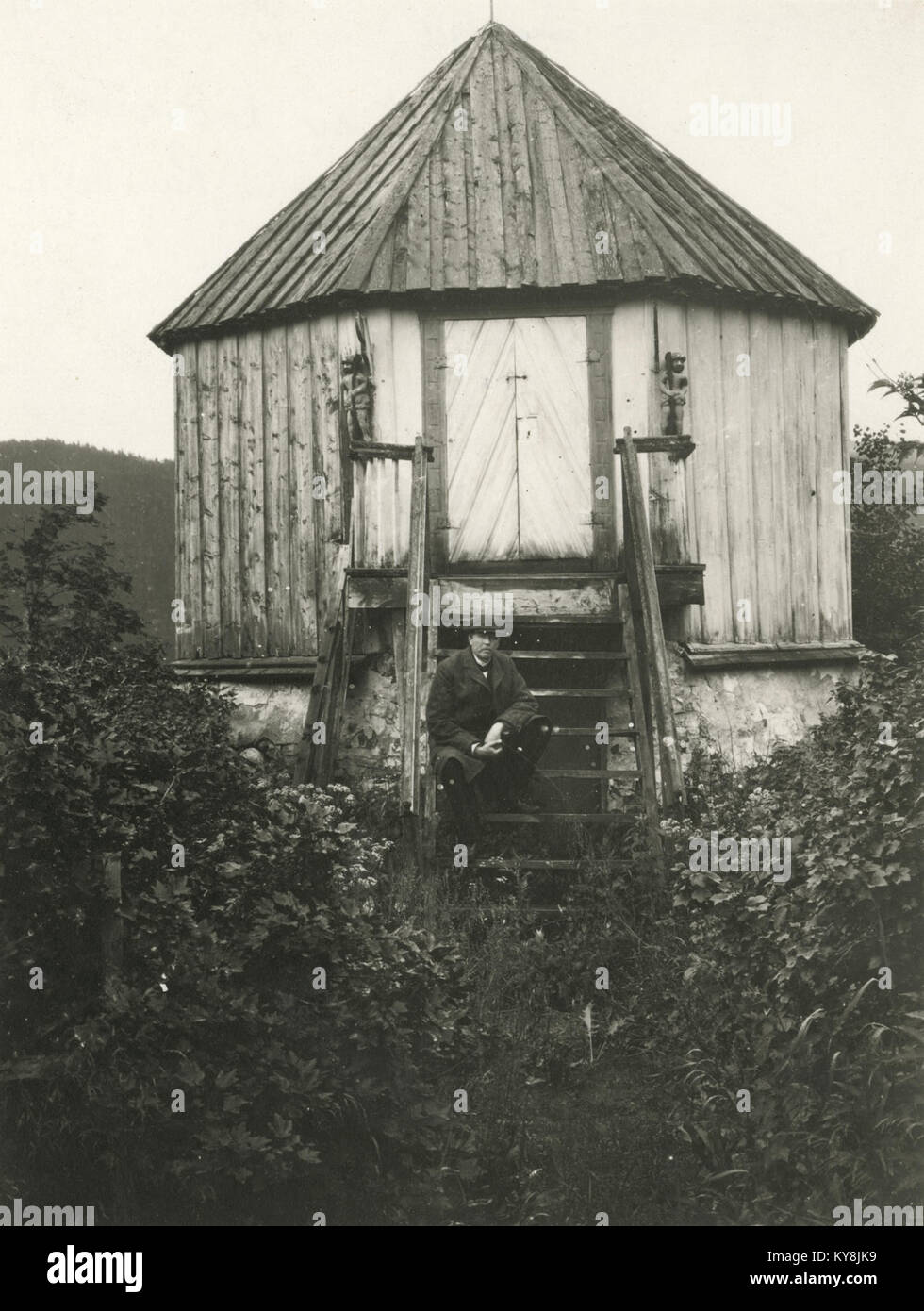 Syrstad Oppigard à Sør-Trøndelag, en Norvège, présente des bâtiments historiques et des paysages ruraux représentant l'architecture traditionnelle norvégienne et le patrimoine culturel. Banque D'Images