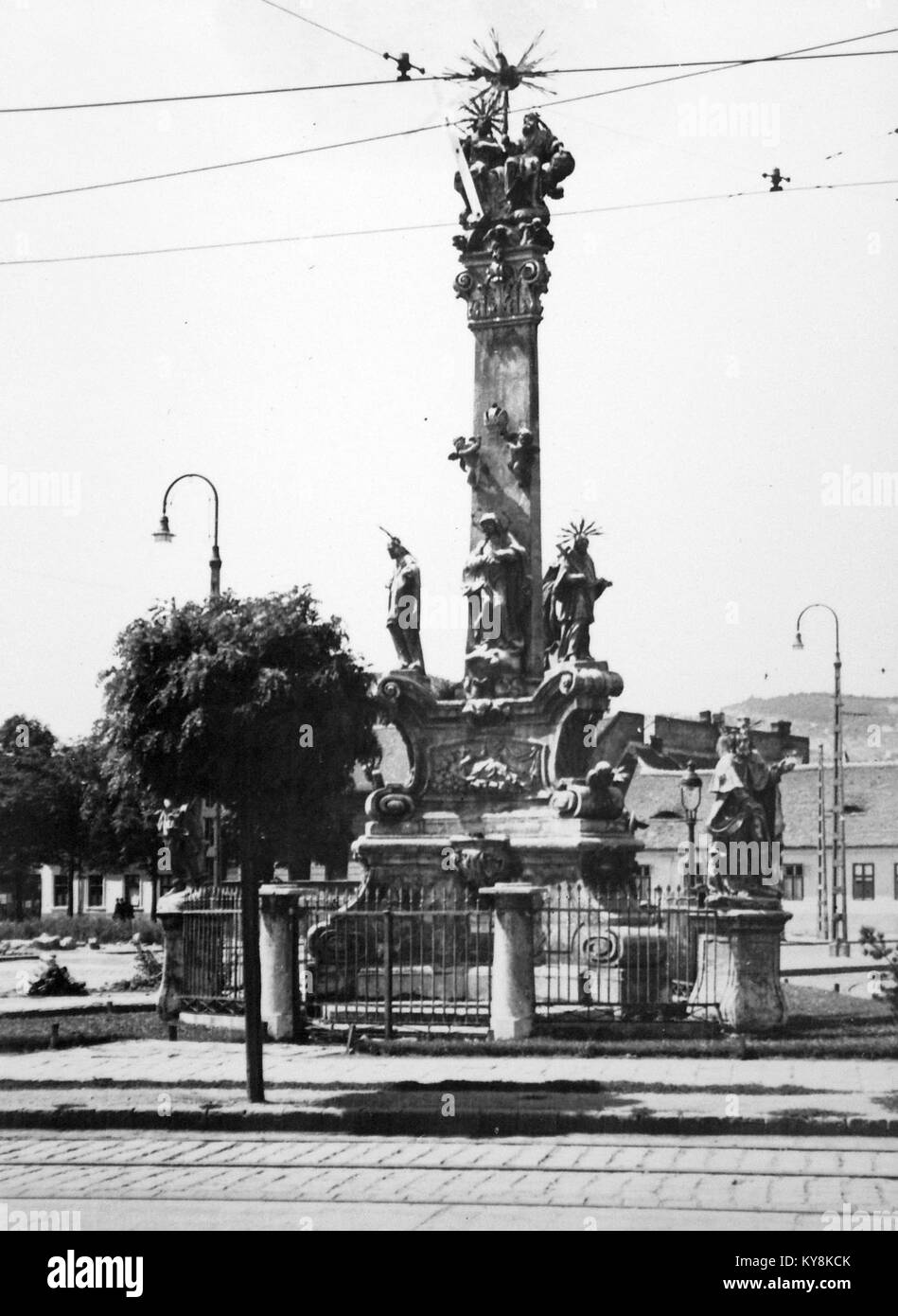 La place Szentlélek en Hongrie est représentée ici, avec la statue de la Trinité. L'image reflète l'importance architecturale et culturelle de la place et de la statue dans la région. Banque D'Images