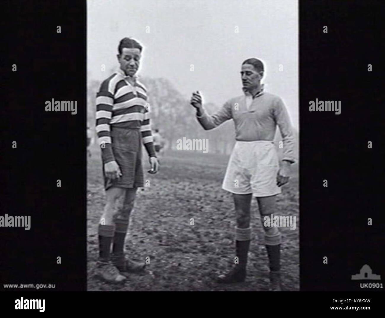 Cette photographie capture un événement de lancer de pièces à Hyde Park, Londres, en 1944, illustrant l'interaction sociale et les loisirs en plein air au cours de cette période. Banque D'Images