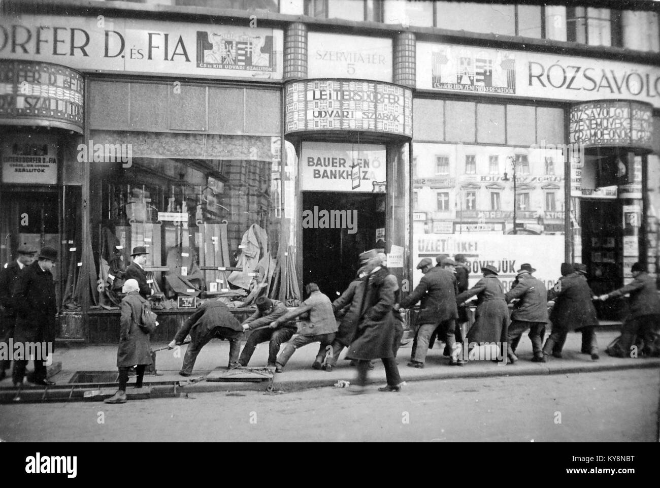 Une photographie du magasin de musique Rózsavölgyi à Budapest, montrant sa vitrine, ses instruments, ses partitions et son importance culturelle en tant que point de repère musical. Banque D'Images