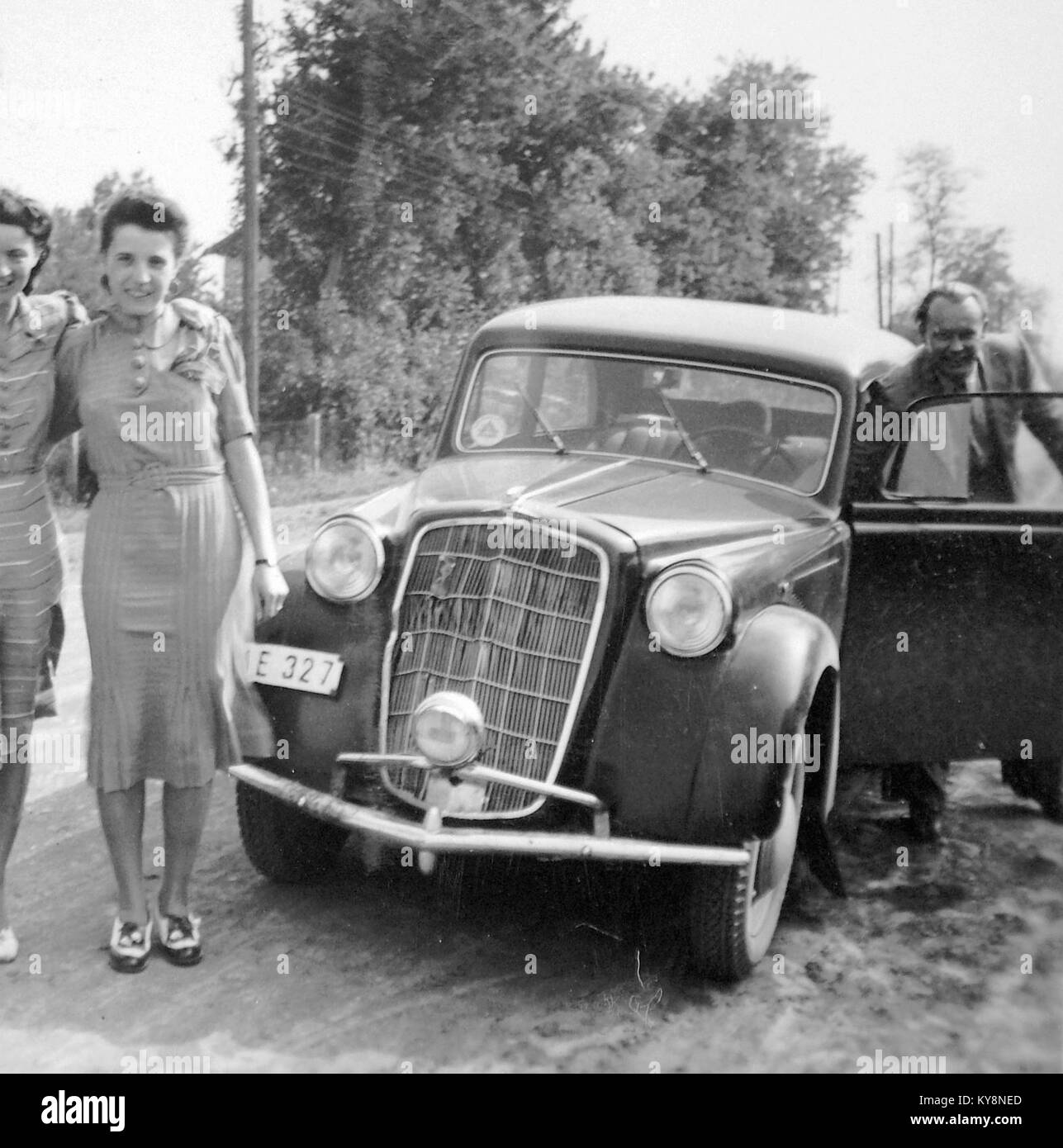 Photographie d'une voiture de tourisme Opel Olympia 1935, mettant en évidence le design, la structure de la carrosserie et les caractéristiques du véhicule pour la documentation automobile historique. Banque D'Images