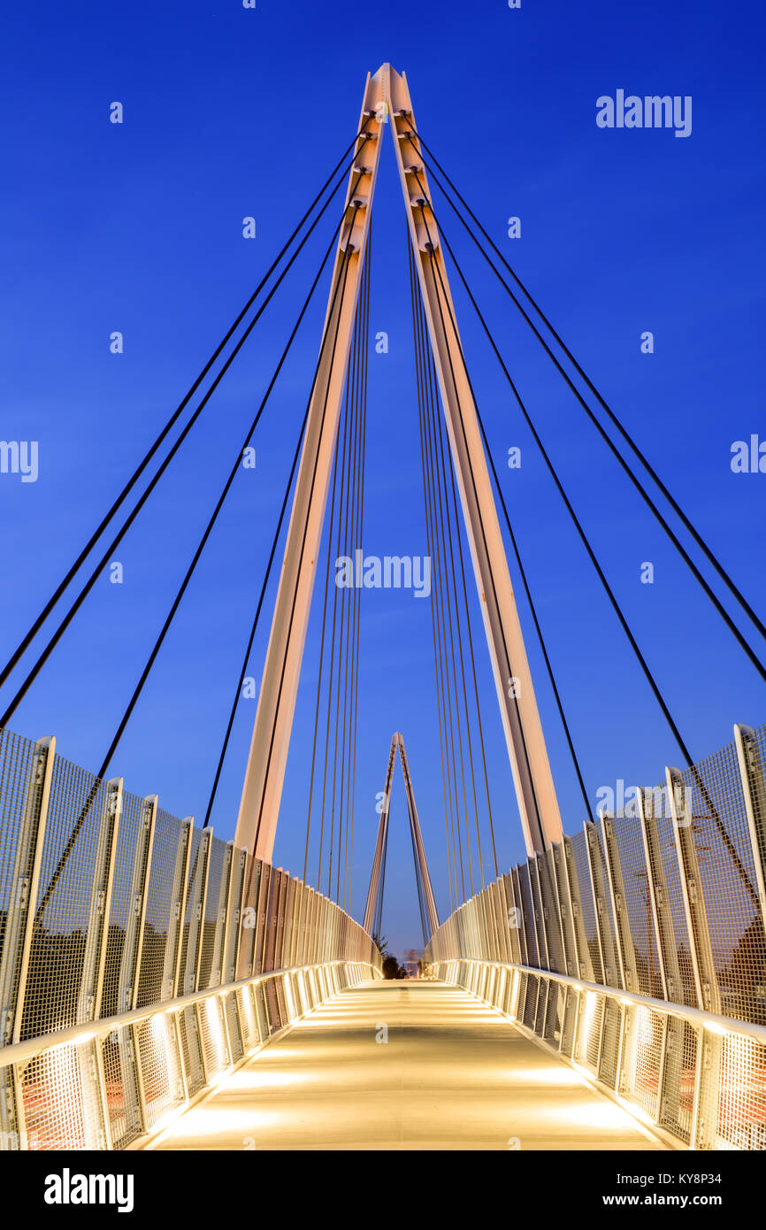 Don Burnett Bicycle-Pedestrian Bridge (aka Mary Avenue Location Passerelle) sur une bonne soirée d'hiver. Banque D'Images