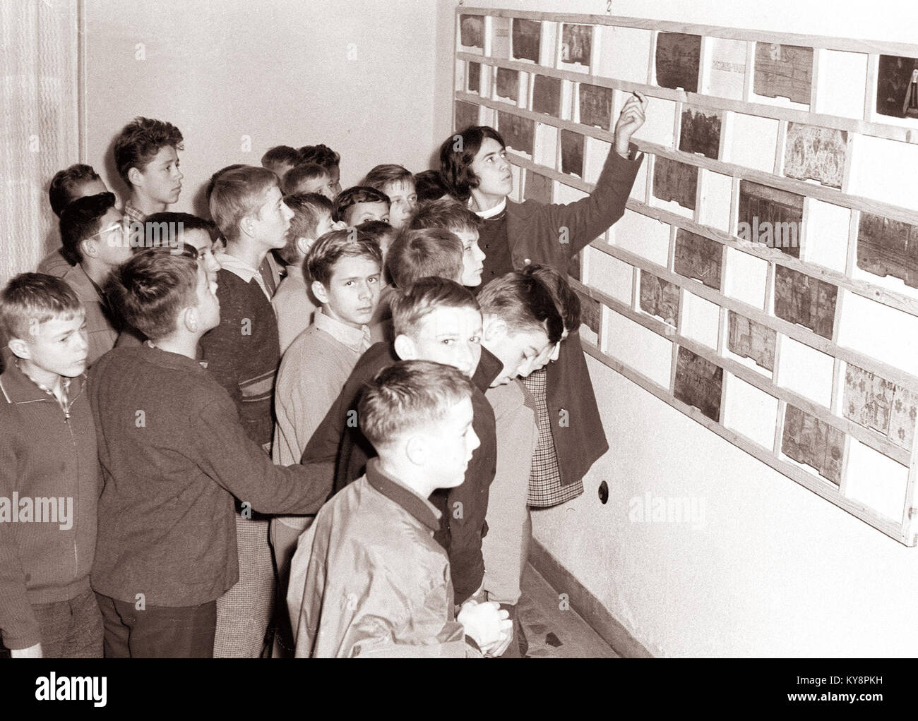 Le Musée provincial a organisé une exposition dans la Galerie d'art en 1961 présentant des panneaux peints de ruches d'abeilles, mettant en valeur l'art populaire slovène et les traditions décoratives. Banque D'Images