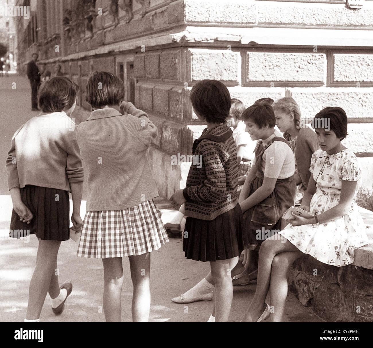 Cette photo montre un emplacement en face de l'école élémentaire Ivana Cankarja en 1961, ce qui peut-être capturer un événement communautaire ou scolaire pendant cette période. Banque D'Images