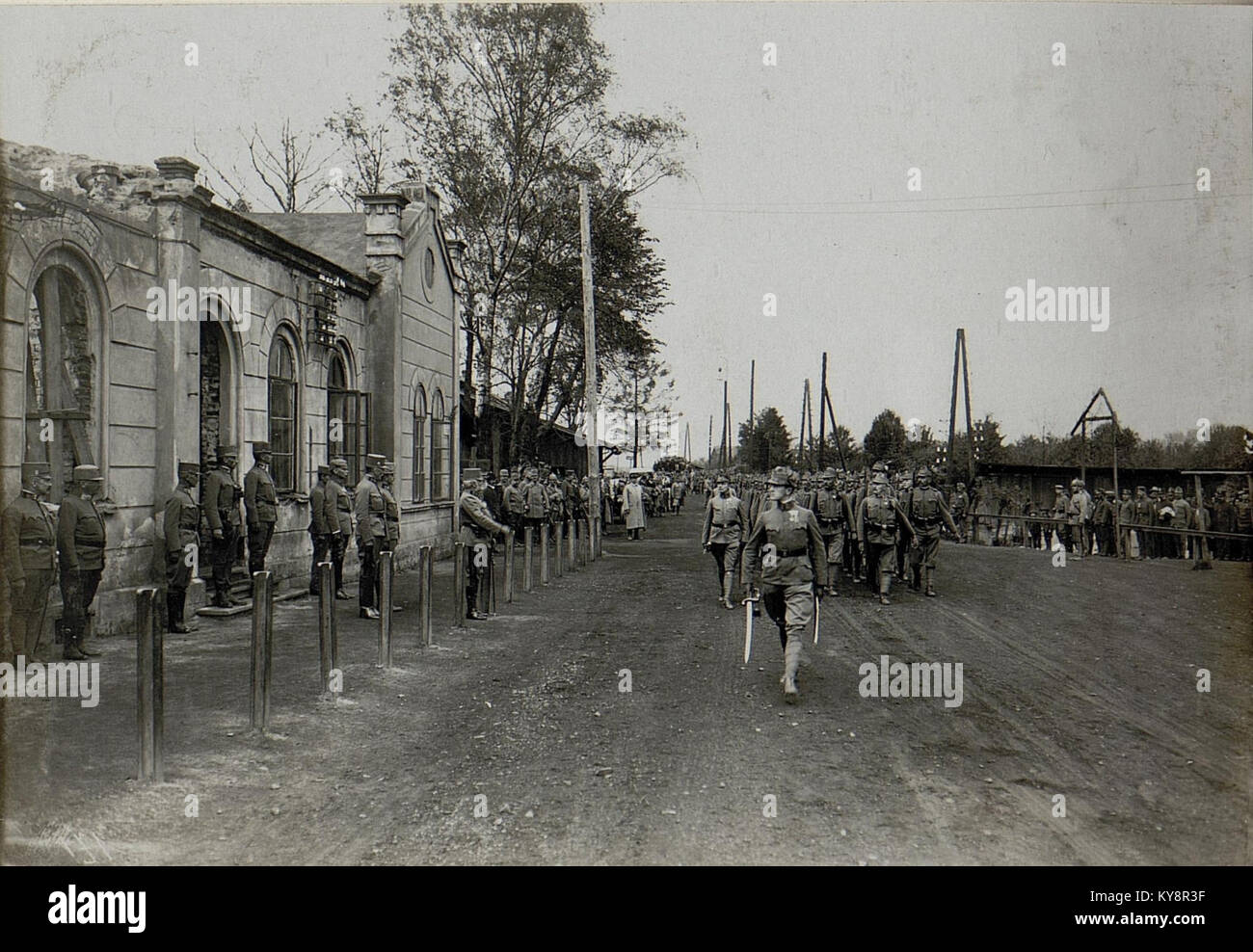 Cette photographie montre un défilé militaire à Chodoriw le 14 septembre 1916, accueillant le commandant de l'Armée, l'archiduc Friedrich, représentant des soldats, des formations et des cérémonies pendant la première Guerre mondiale Banque D'Images