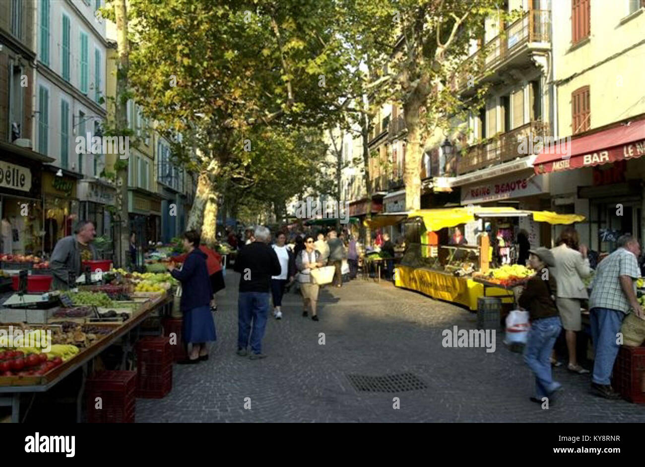 Une photographie du marché de Provence le long du cours Lafayette, montrant les étals du marché, les vendeurs et l'activité publique dans la ville française. Banque D'Images