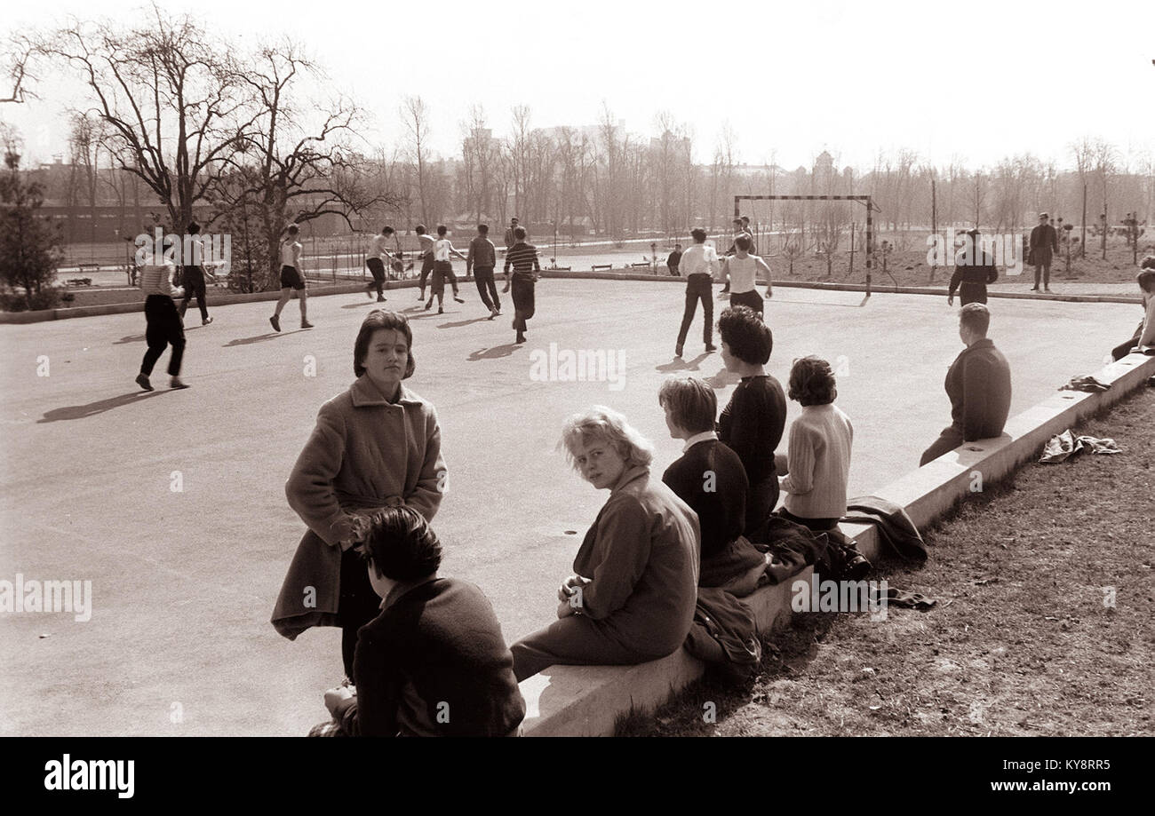 Une photographie de 1961 montre des enfants jouant au football sur un terrain de sport dans le parc Tivoli, mettant en évidence les activités récréatives et l'utilisation des parcs publics. Banque D'Images