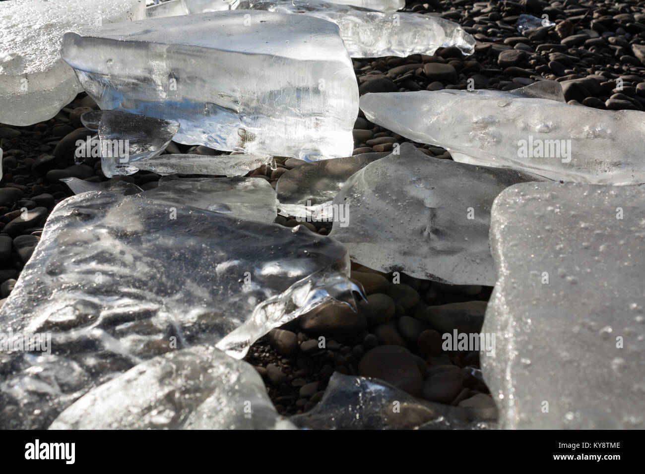 De gros blocs de glace formés sur les rives de la rivière Wye à Glasbury Banque D'Images