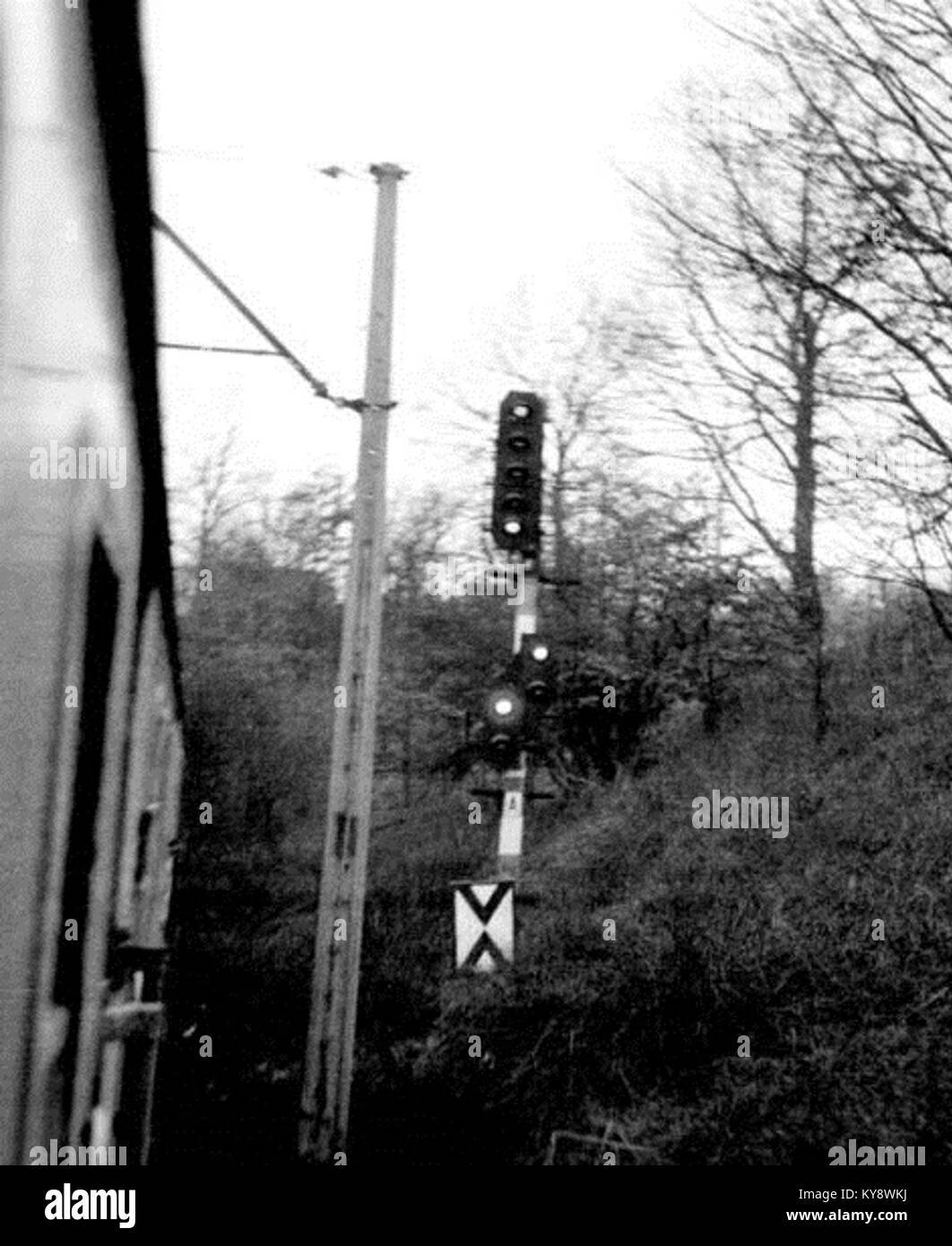 Signal sémaphore à la gare Walbrzych Szczawienko en Pologne, utilisé dans les opérations ferroviaires pour indiquer les arrivées et les départs des trains, qui fait partie de l'infrastructure de signalisation. Banque D'Images