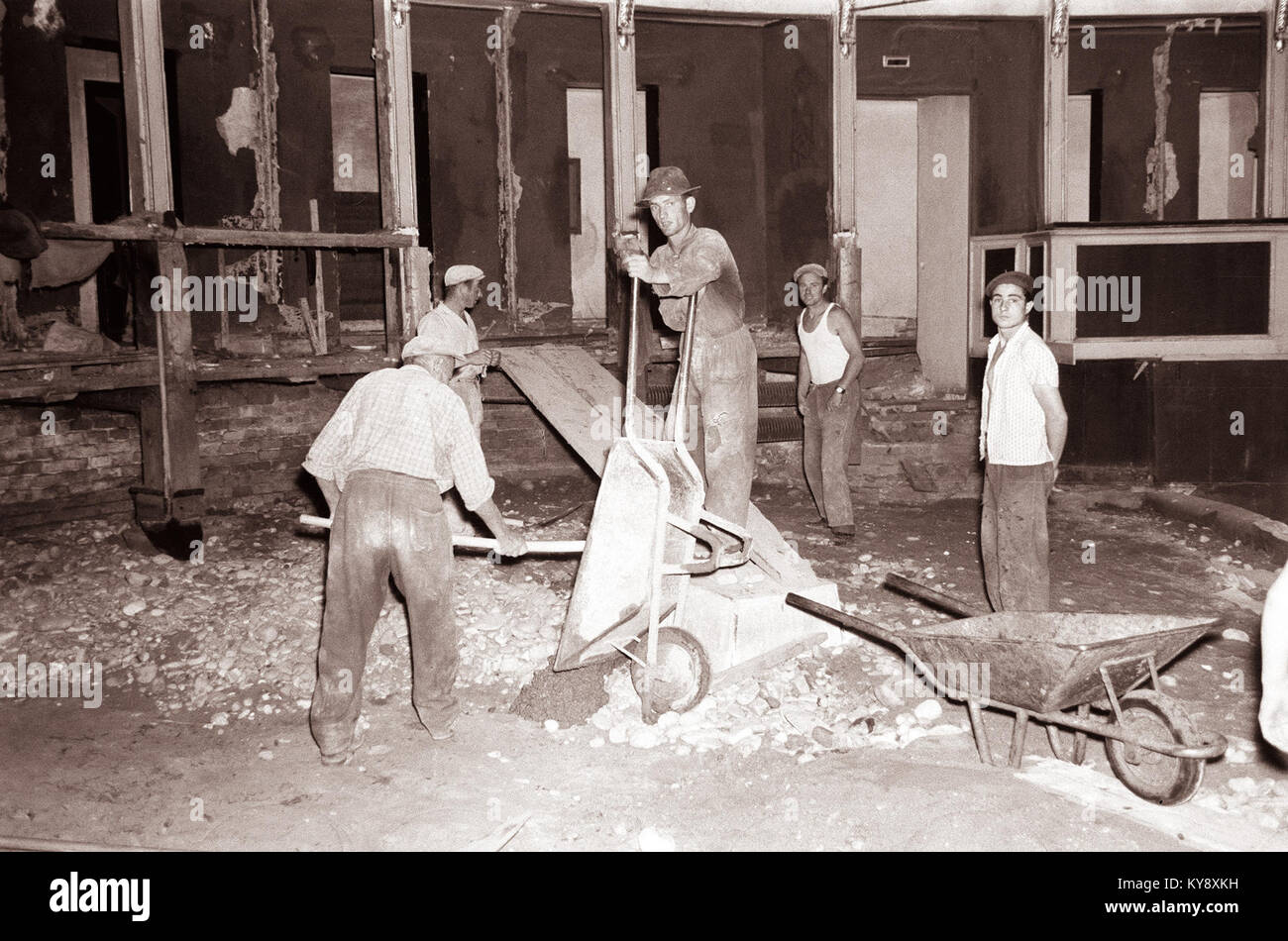 La peinture de Delacroix 'Lycurgus consultant la Pythie' illustre la légende grecque de Lycurgus consultant l'oracle à Delphes, une œuvre du romantique français Banque D'Images