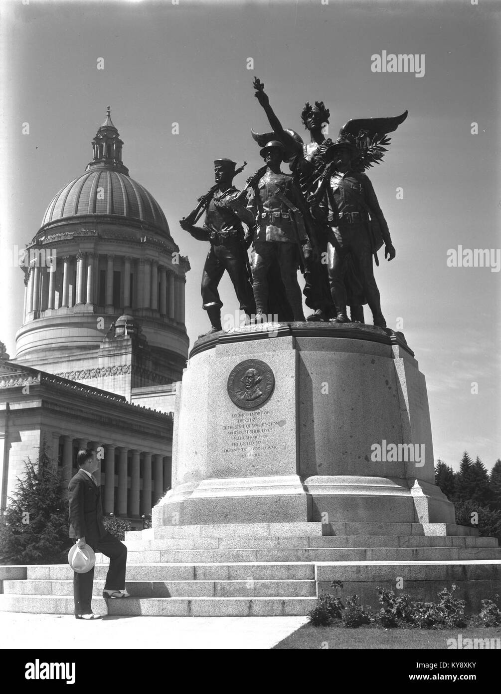 La sculpture Winged Victory, également connue sous le nom de Nike de Samothrace, est une statue en marbre hellénistique représentant la déesse grecque Nike, célèbre pour sa forme dynamique et la représentation du mouvement. Banque D'Images