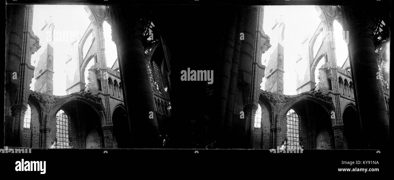 Une photographie en noir et blanc de la collection du Fonds Berthelé, capturant l'intérieur de la cathédrale de Soissons en France, mettant en valeur ses caractéristiques architecturales. Banque D'Images