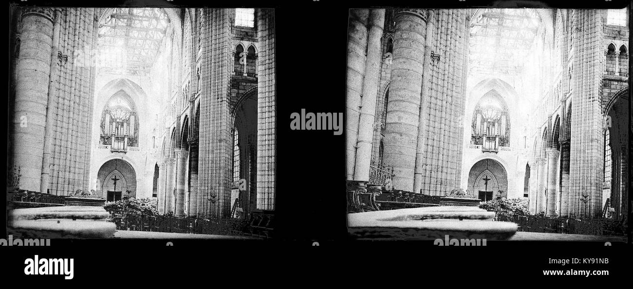 Photographie intérieure de la cathédrale de Soissons, montrant nef, autel, colonnes, vitraux, et des éléments architecturaux reflétant le design gothique en France. Banque D'Images