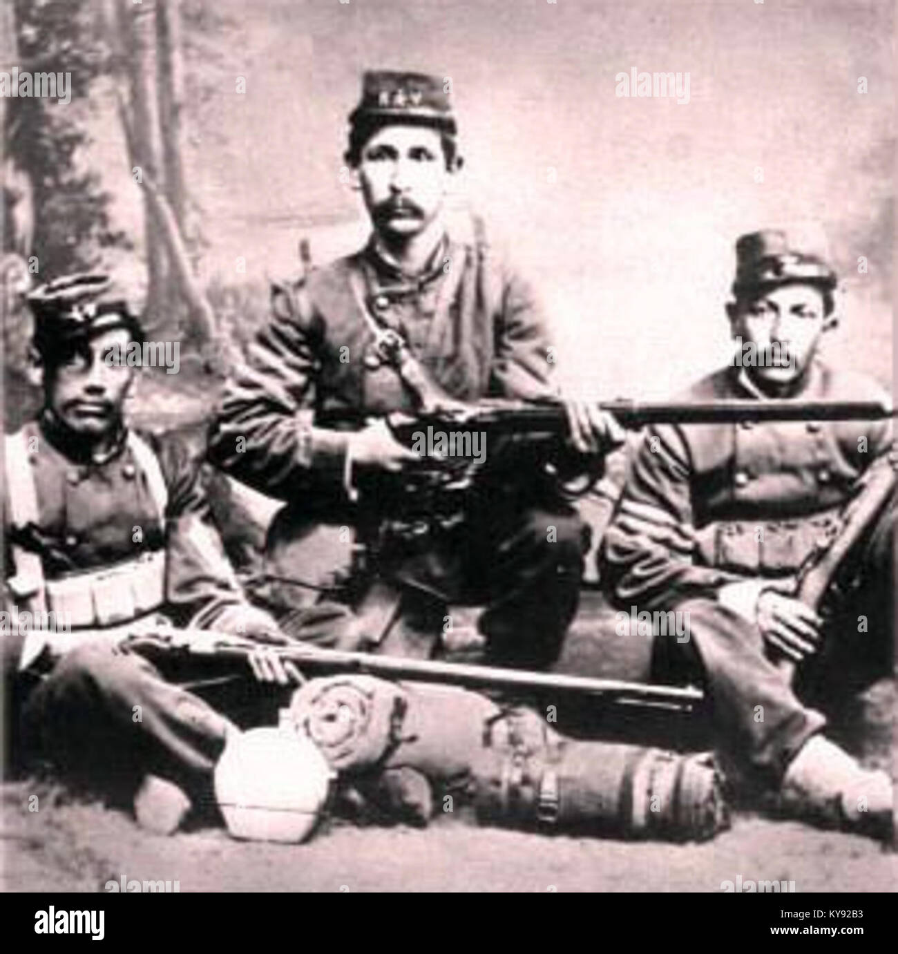 Les soldats chiliens en 1881 sont représentés en uniforme, illustrant la structure militaire, la discipline et les forces armées historiques au cours de cette période. Banque D'Images