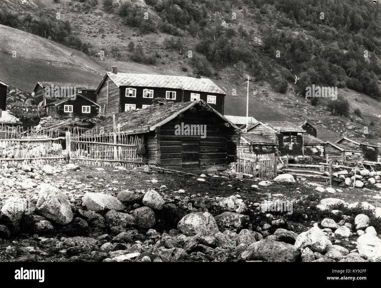 La ferme de Sulheim à Øvre, Oppland, en Norvège, est un site rural historique préservé pour son patrimoine culturel et architectural, reflétant la vie agricole norvégienne traditionnelle. Banque D'Images